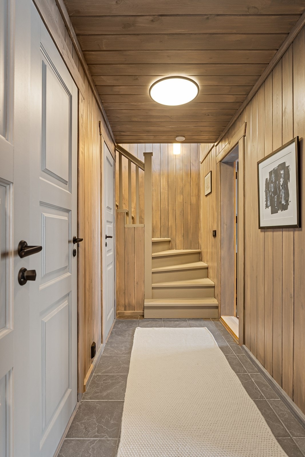 Trapp ned til gangen i underetasjen Galleribilde