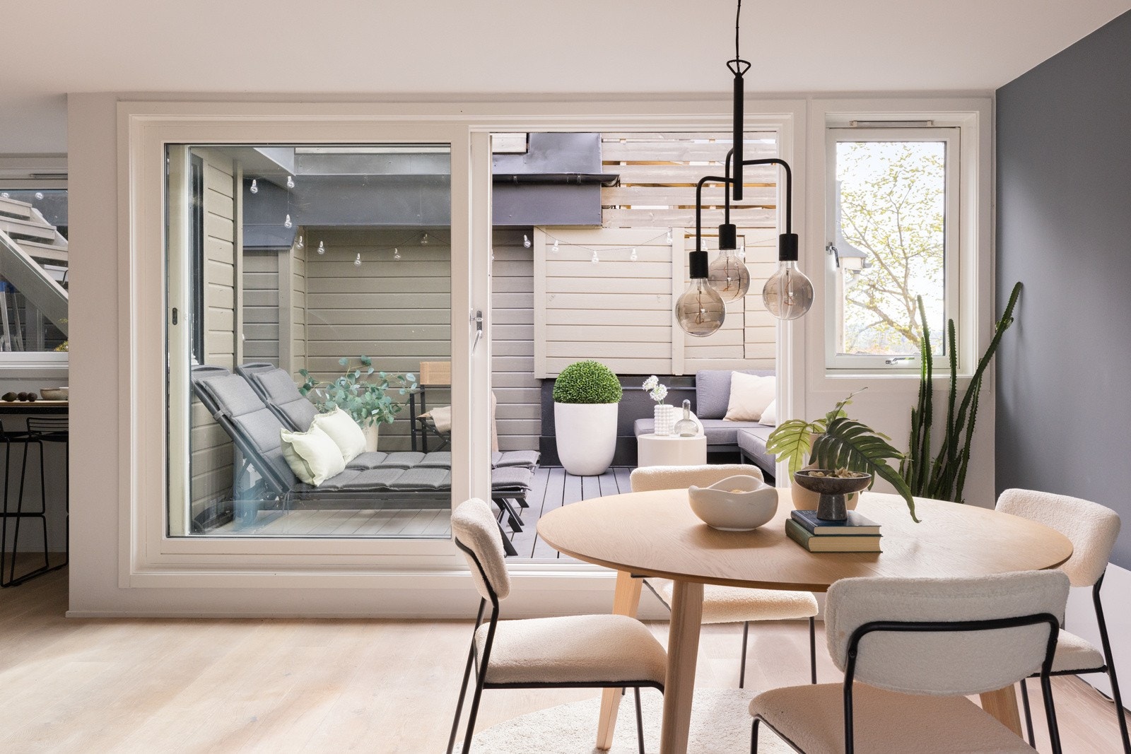 - Spisebordet er naturlig plassert mellom stue og kjøkken - Galleribilde