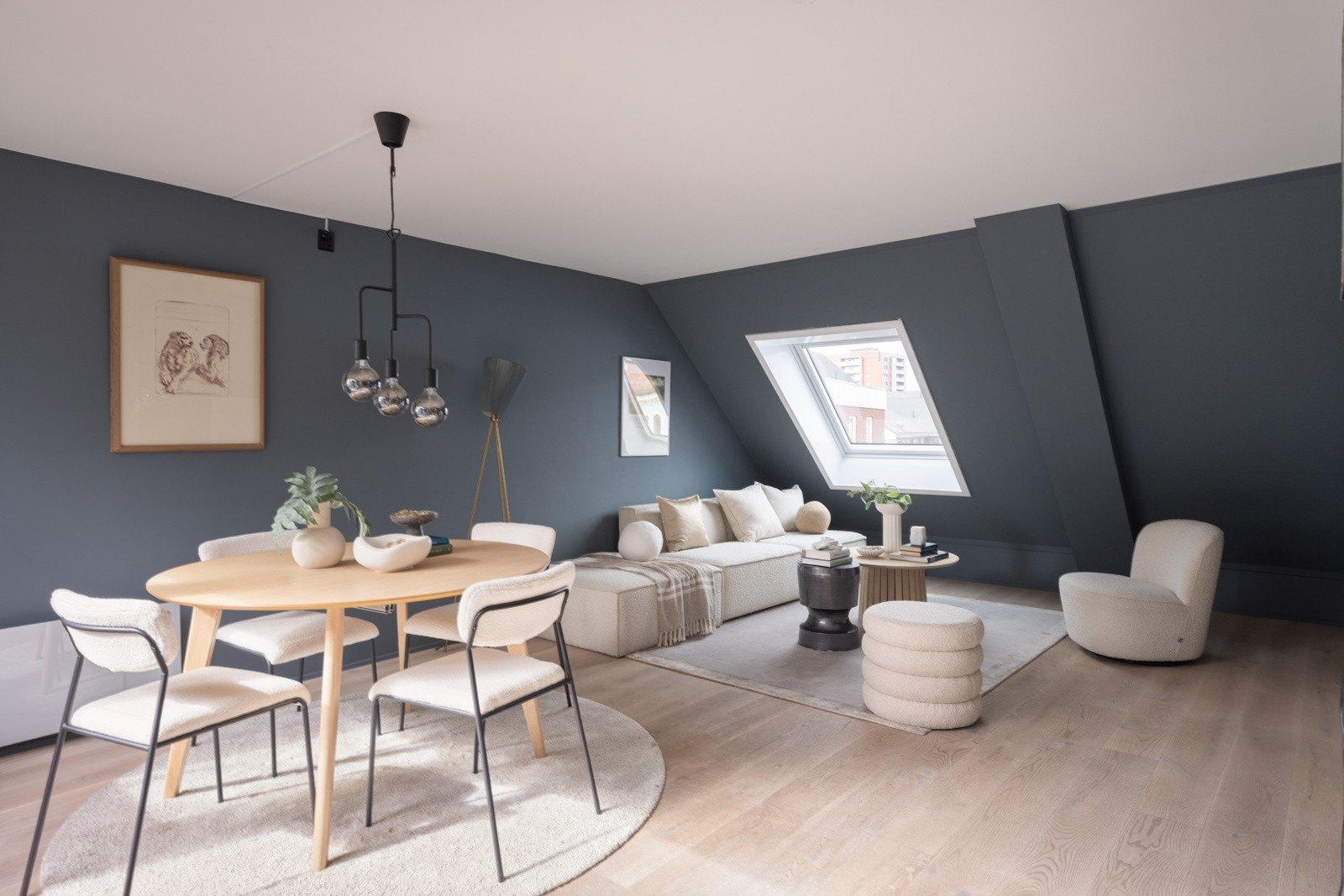 - Romslig og god stue med plass til sofaseksjon og spisebord - Galleribilde