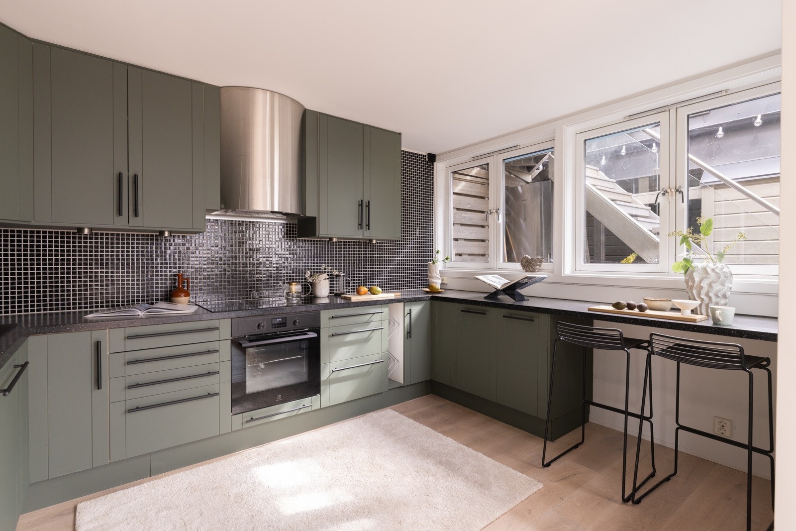 - Kjøkken med god skap -og benkeplass - Galleribilde