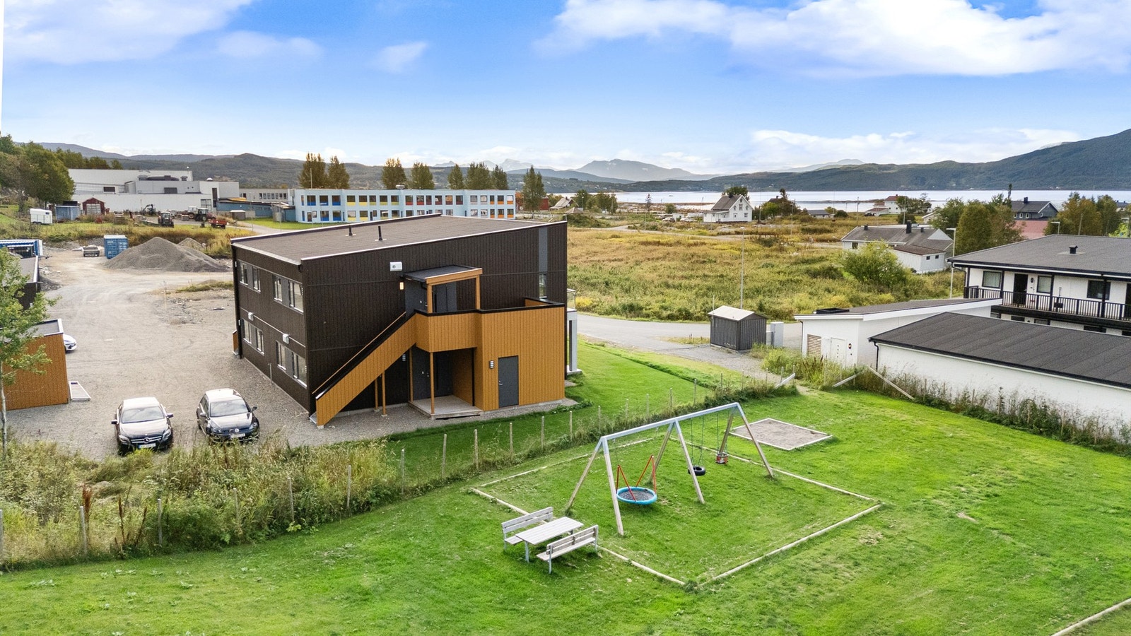 Lekeplass kun et steinkast unna Galleribilde