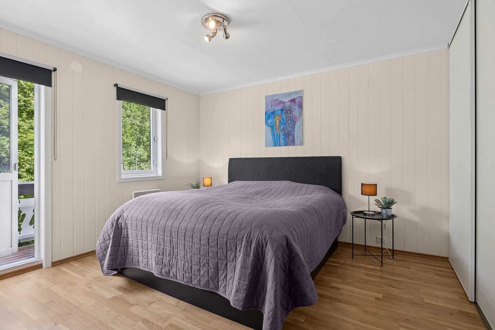 Hovedsoverom med skyvedørsgarderobe Galleribilde