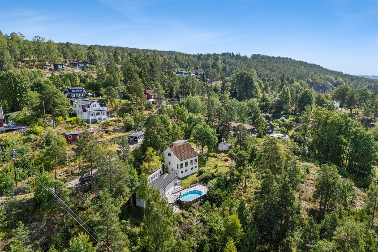 Området byr på flere flotte badeplasser, perfekt for sommeraktiviteter. Alværn badeplass er kun 8 minutter unna, mens Paradisbukta badeplass kan nås på 20 minutter. Galleribilde