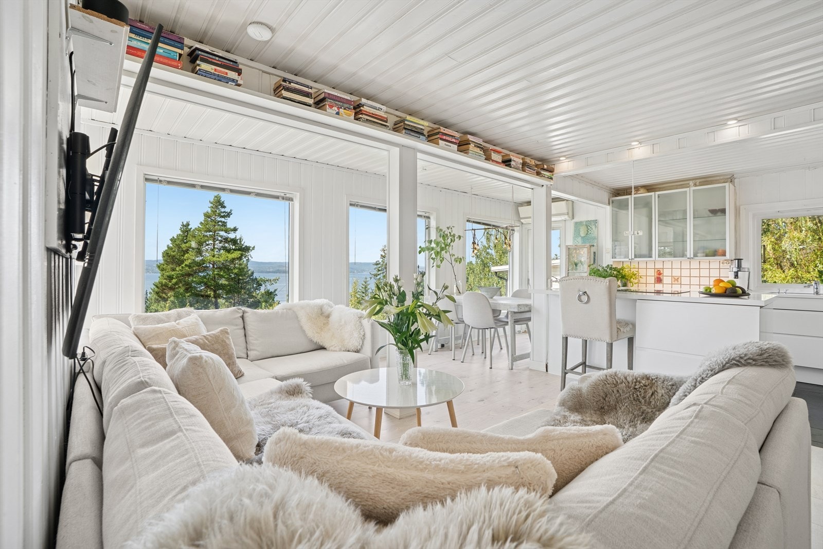 Lys og romslig stue med plass til sofagruppe og tv-møblement. Galleribilde