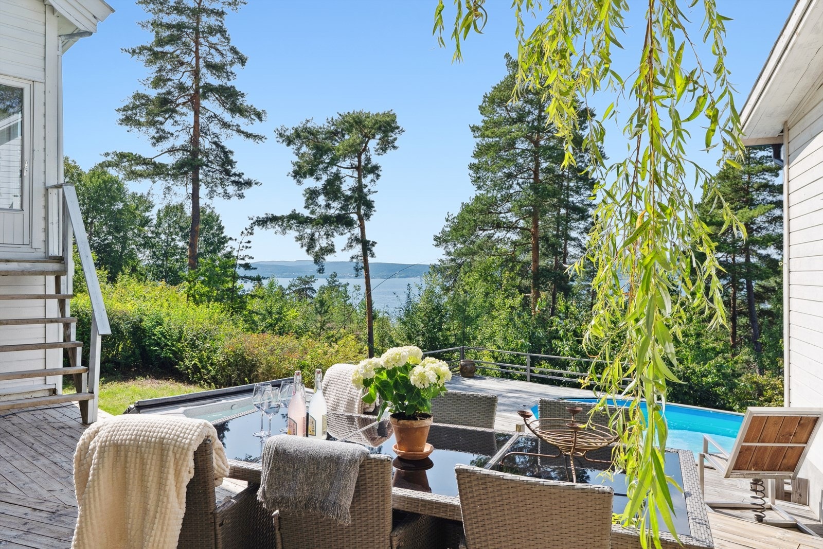 Når solen går ned over fjorden, farges himmelen i rosa, oransje og gull - et øyeblikk som får deg til å stoppe opp og bare nyte. Galleribilde