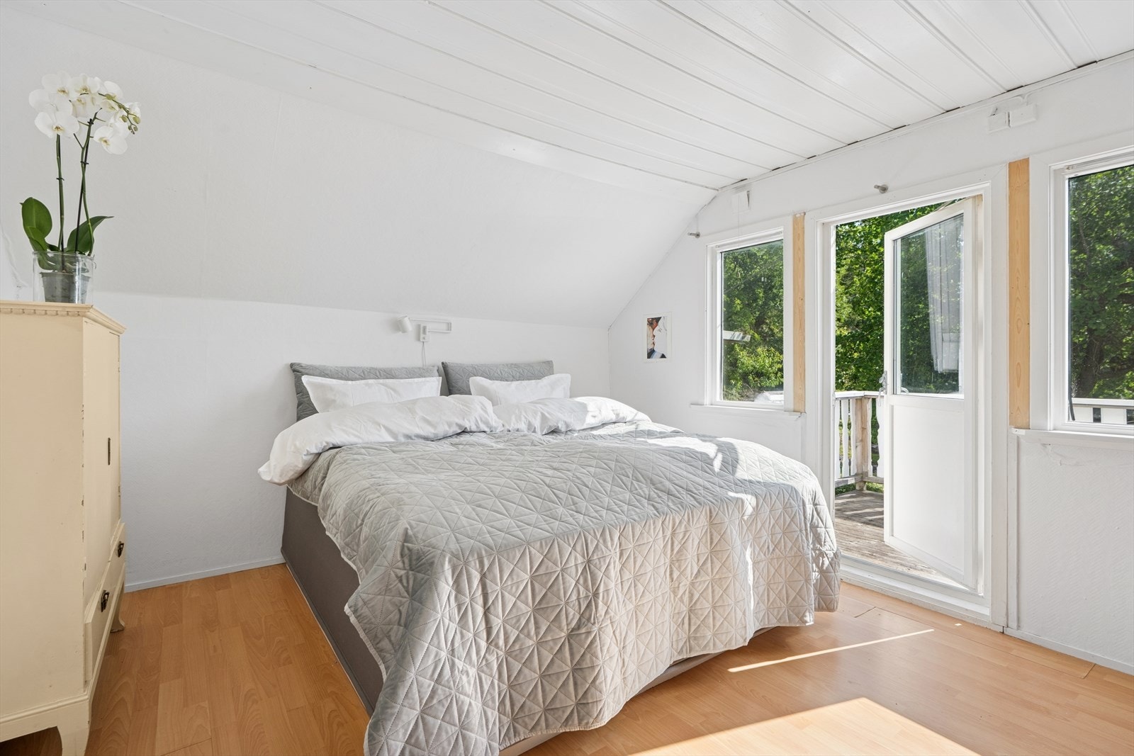 2. etasje har 2 soverom av god størrelse. Utgang til herlig og usjenert balkong. Galleribilde