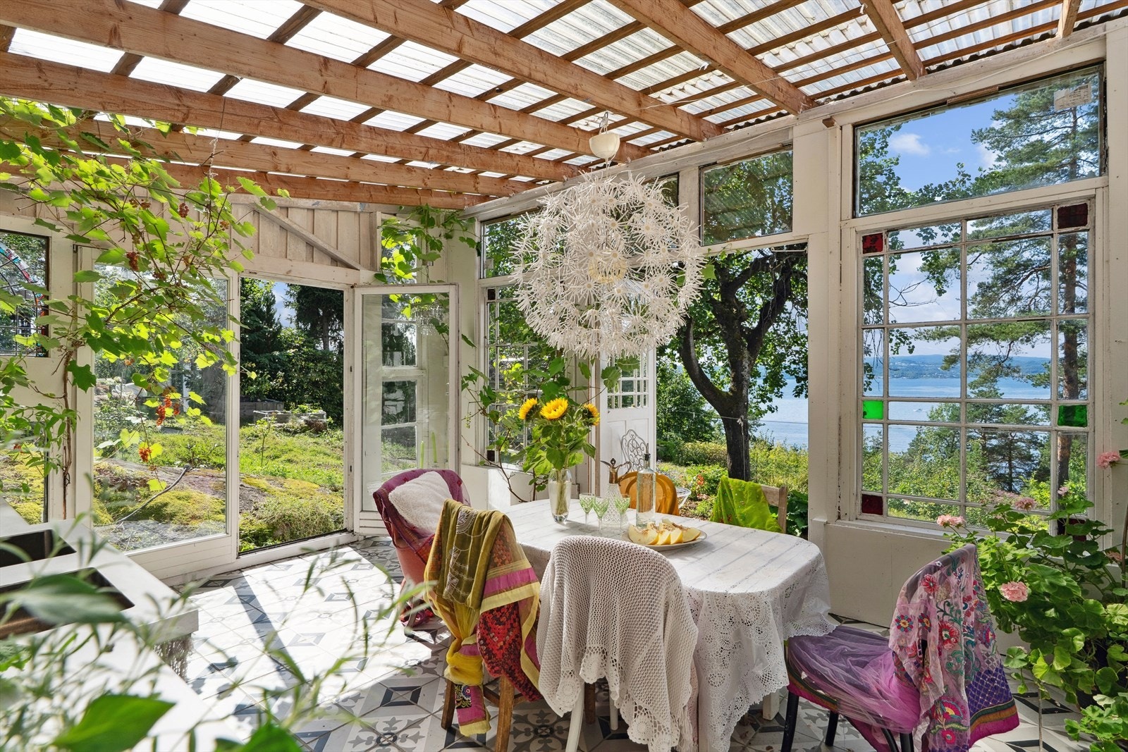 Å sitte omgitt av planter og blomster gir en følelse av ro og nærhet til naturen, selv på regntunge dager. Galleribilde