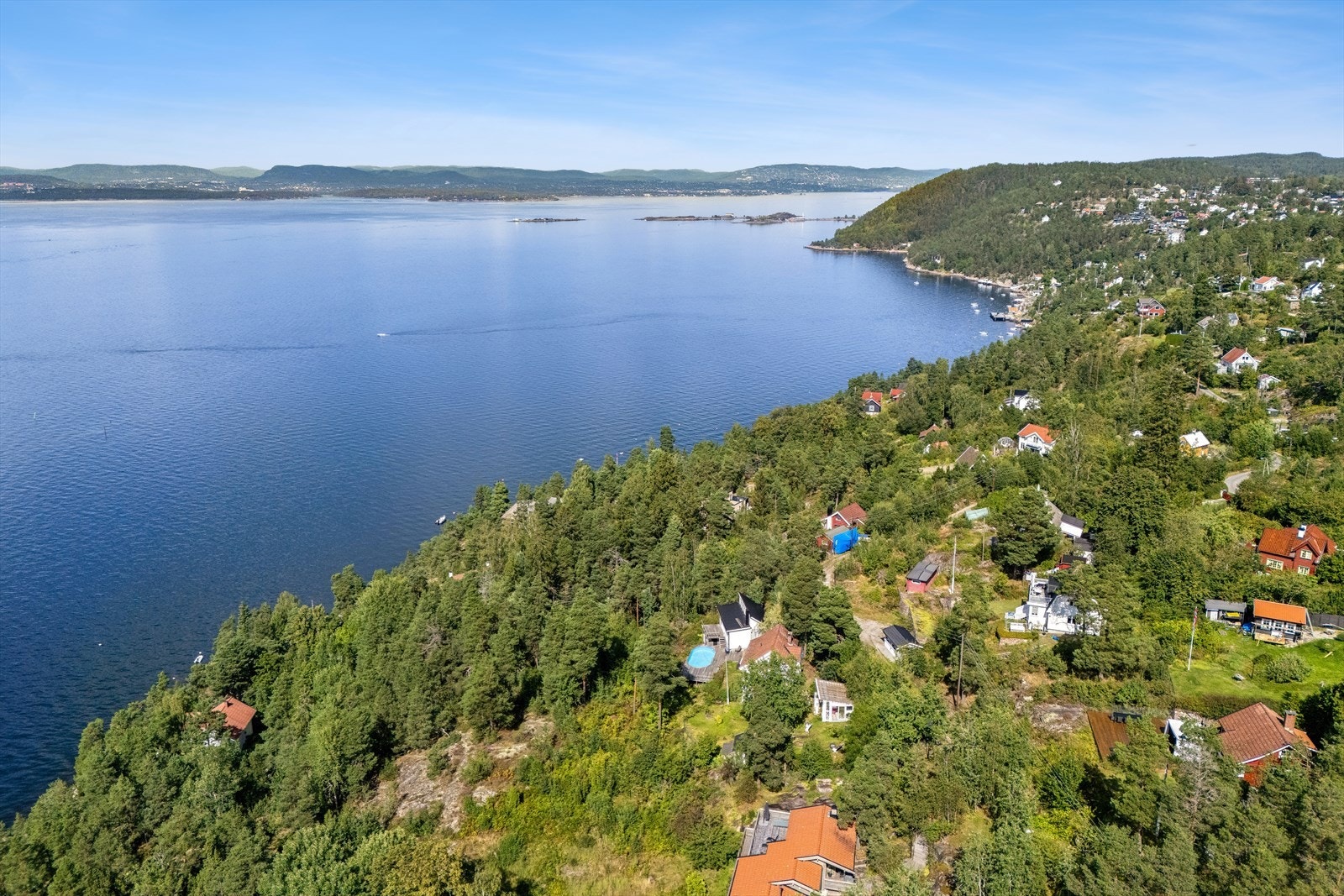 Når det gjelder servicemuligheter, er Joker Fjellstrand en 22 minutters kjøretur unna, mens Coop Prix Bjørnemyr ligger bare 7 minutter fra eiendommen. Tangen Senter og Nesodden Vinmonopol er også lett tilgjengelig, med henholdsvis 14 minutters kjøring. Galleribilde