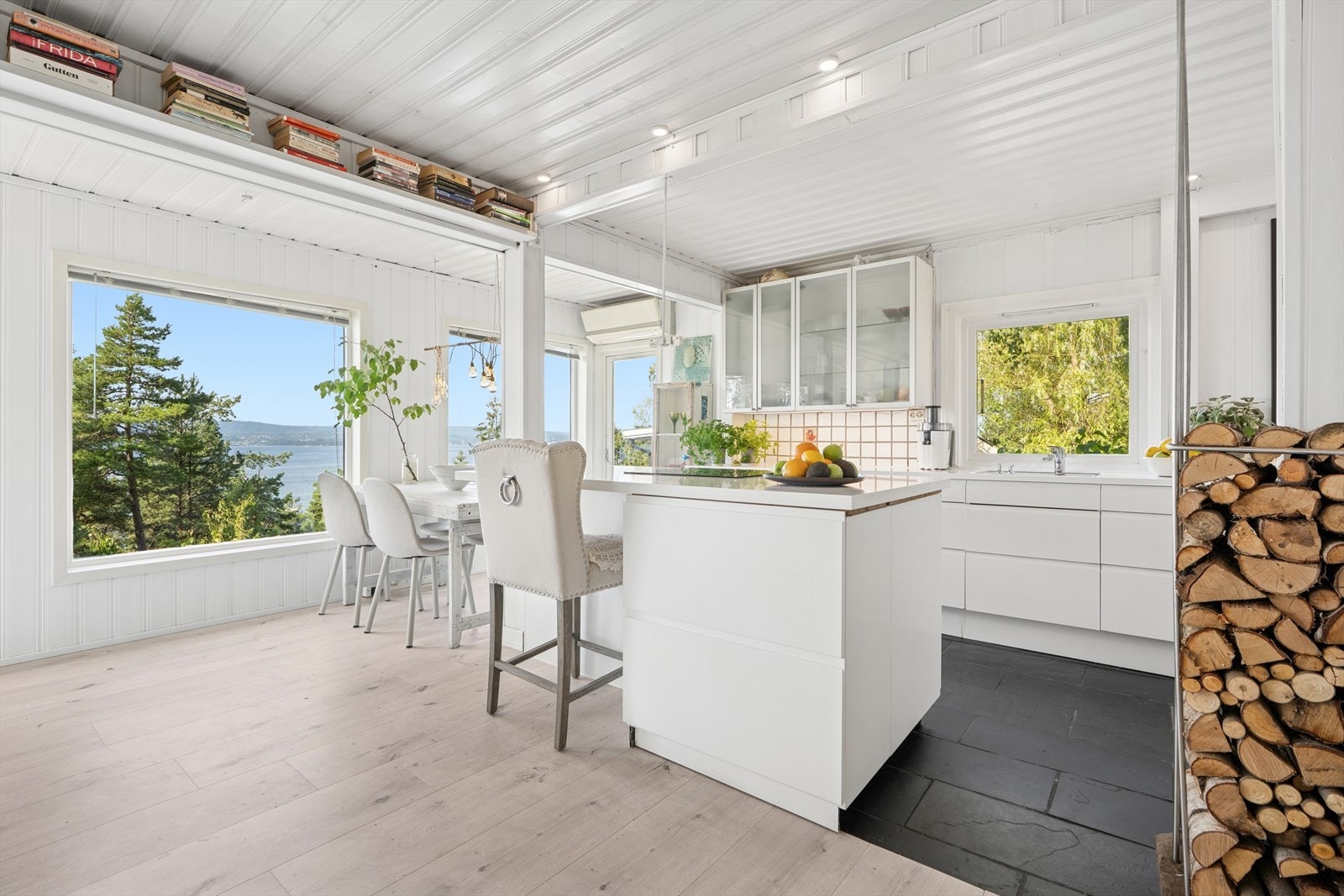 Koselig liten barløsning - Kjøkkenet er innredet slik at matlagingen forenes med sosialt samvær. Galleribilde