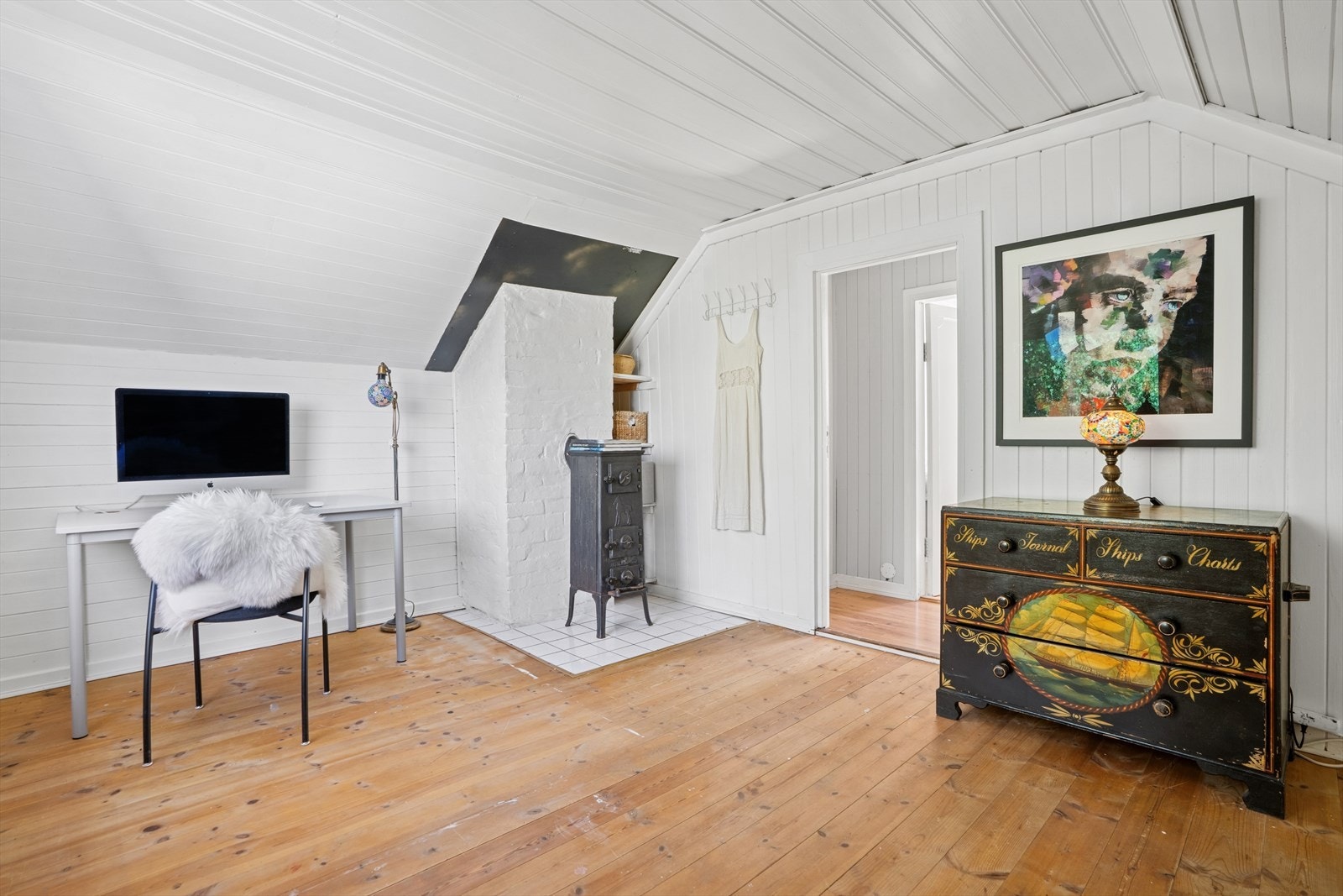 Soverom 2 har vedovn som ikke har vært i bruk da eier tror denne har lekkasjer. Galleribilde