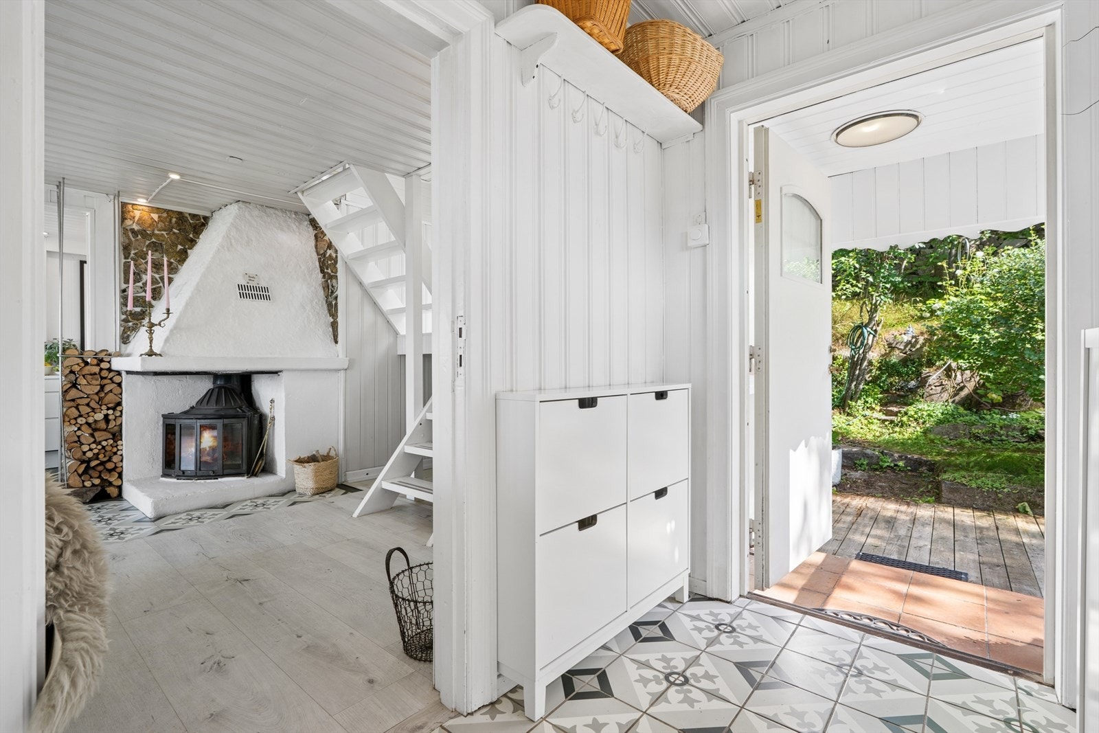 1. etasje har en trivelig entrè som ønsker deg velkommen inn, god plass til å henge fra seg ytterklær. Galleribilde