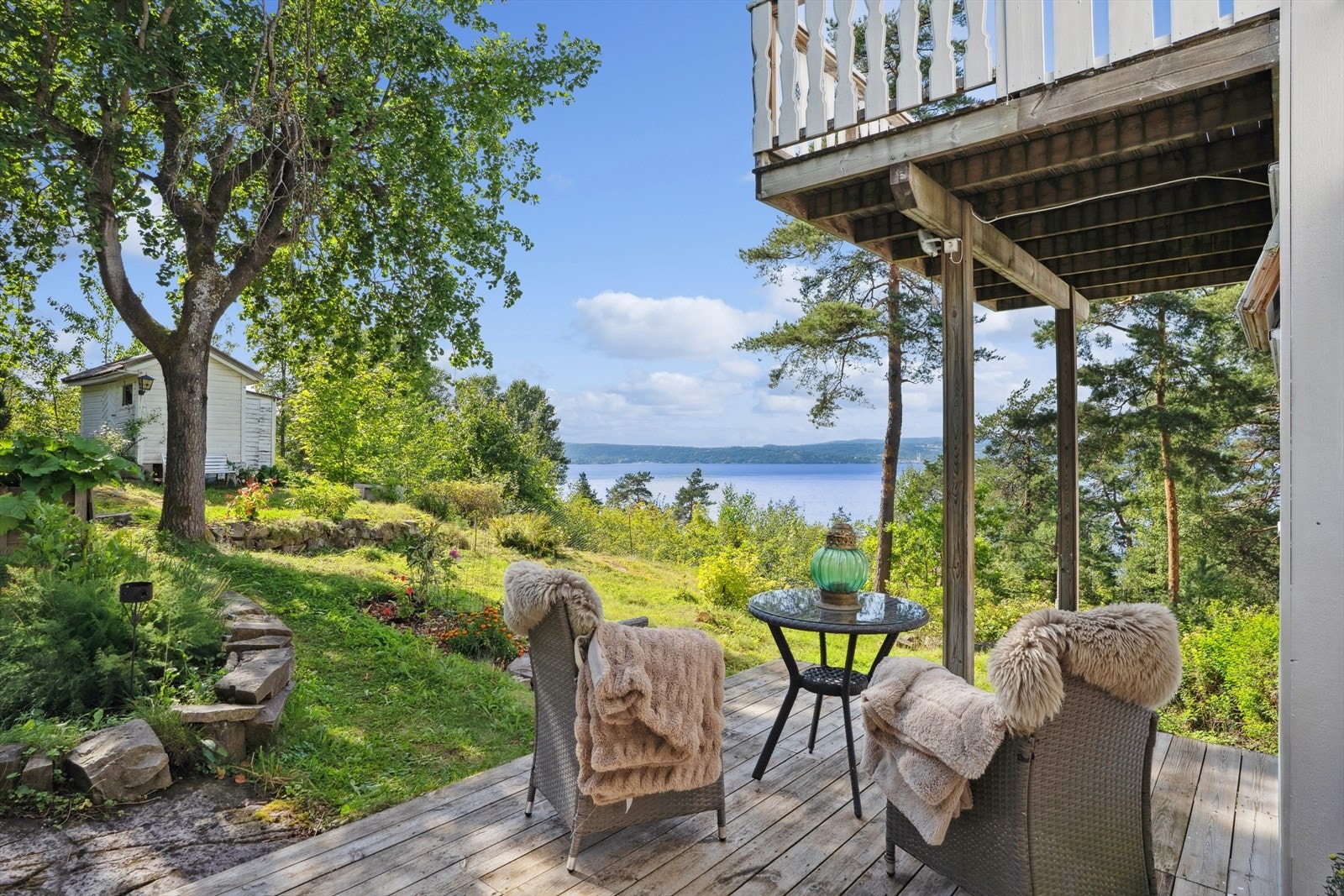 Flott eiendom beliggende på Dalbo/Fjellstrand i Nesodden kommune. Fantastisk utsikt og eget atelier. Galleribilde