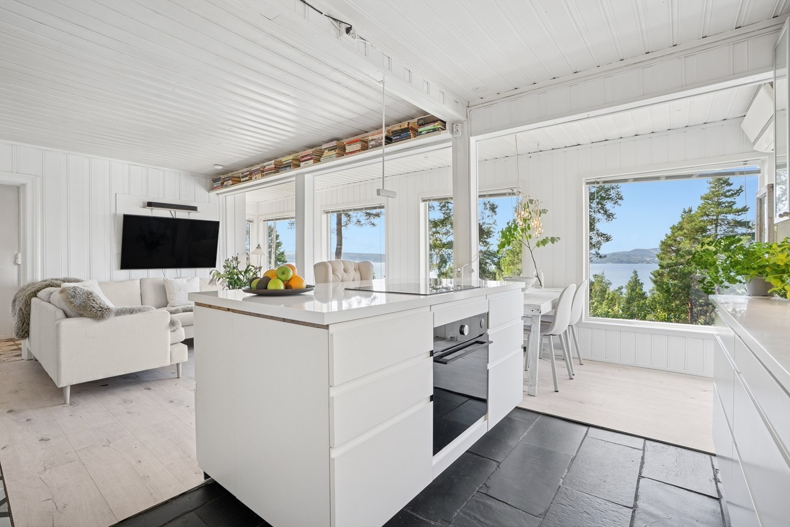 Kjøkken fra Aubo/Ikea med god skap- og benkeplass. Galleribilde