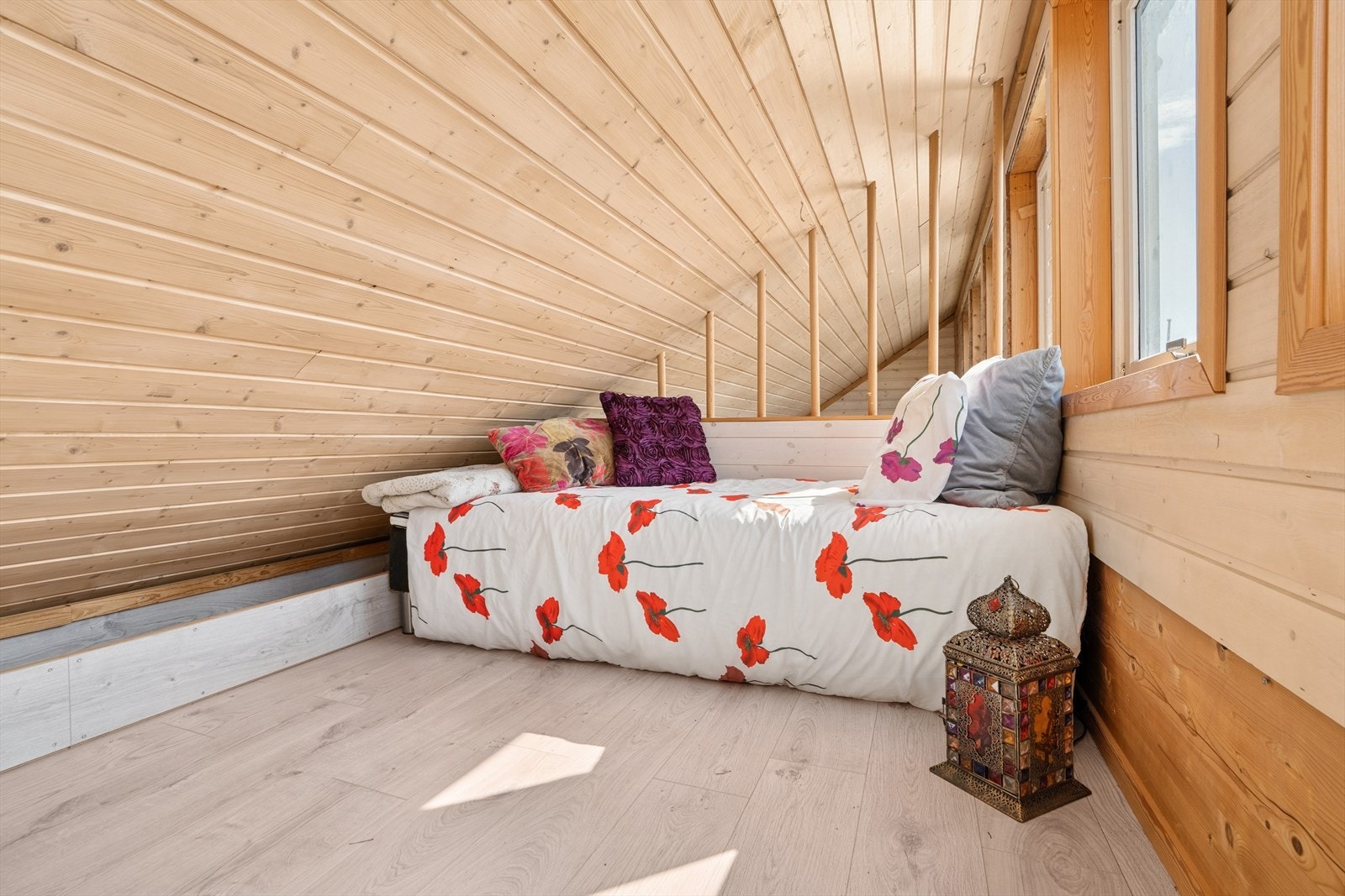 Adkomst til hems via bratt trappestige til et gulvareal på ca. 6 kvm. Galleribilde