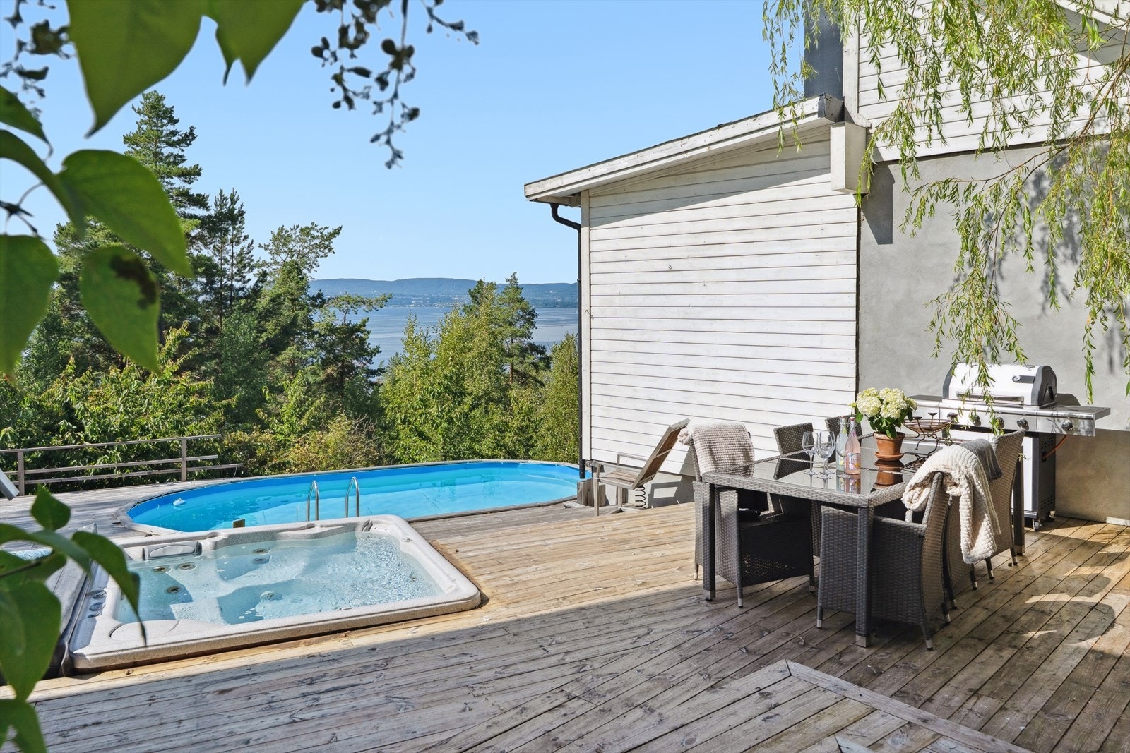 Solrik terrasse med nydelig utsikt til Oslofjorden. Terrassen har god plass til hagemøbler og grillutstyr. Meget lunt og usjenert! Galleribilde