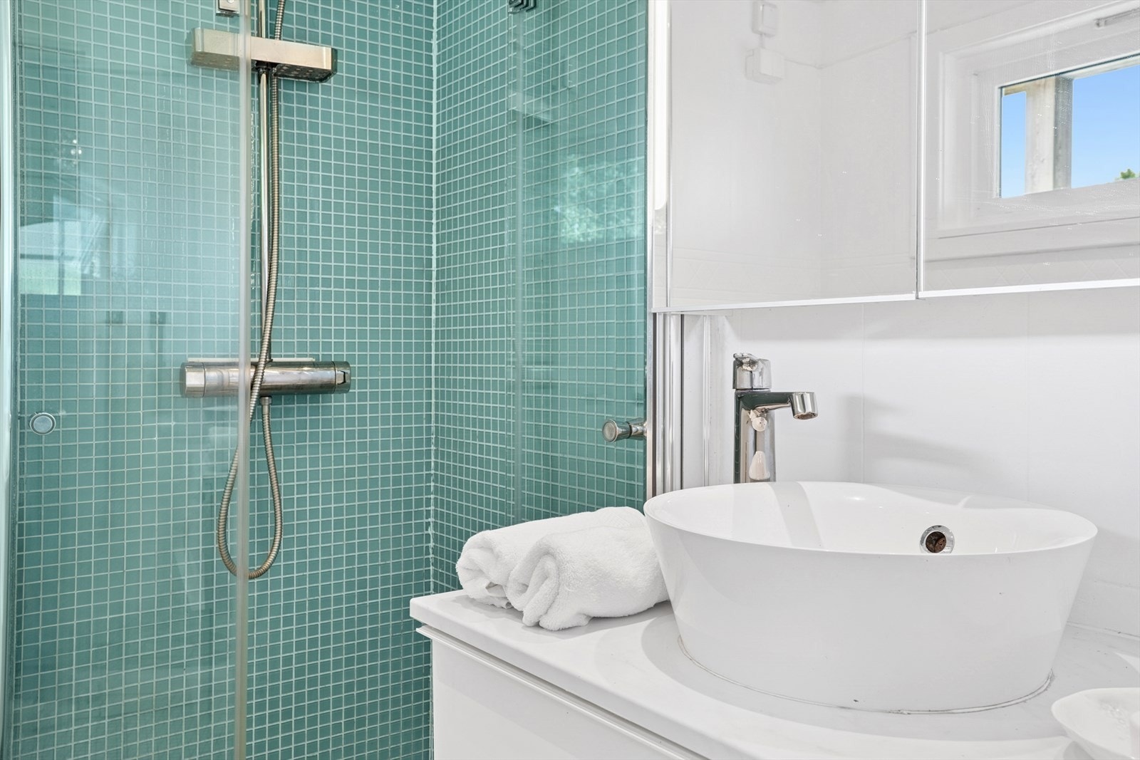 Bad har fliser og malte plater på vegger og malte flater i tak. Det ble satt fliser i dusjen og smøremembran rund 2015 i egenregi. Fliser på gulv. Gulvvarme. Flis på flis og noe smøremembran rundt 2015 utført i egenregi. Galleribilde