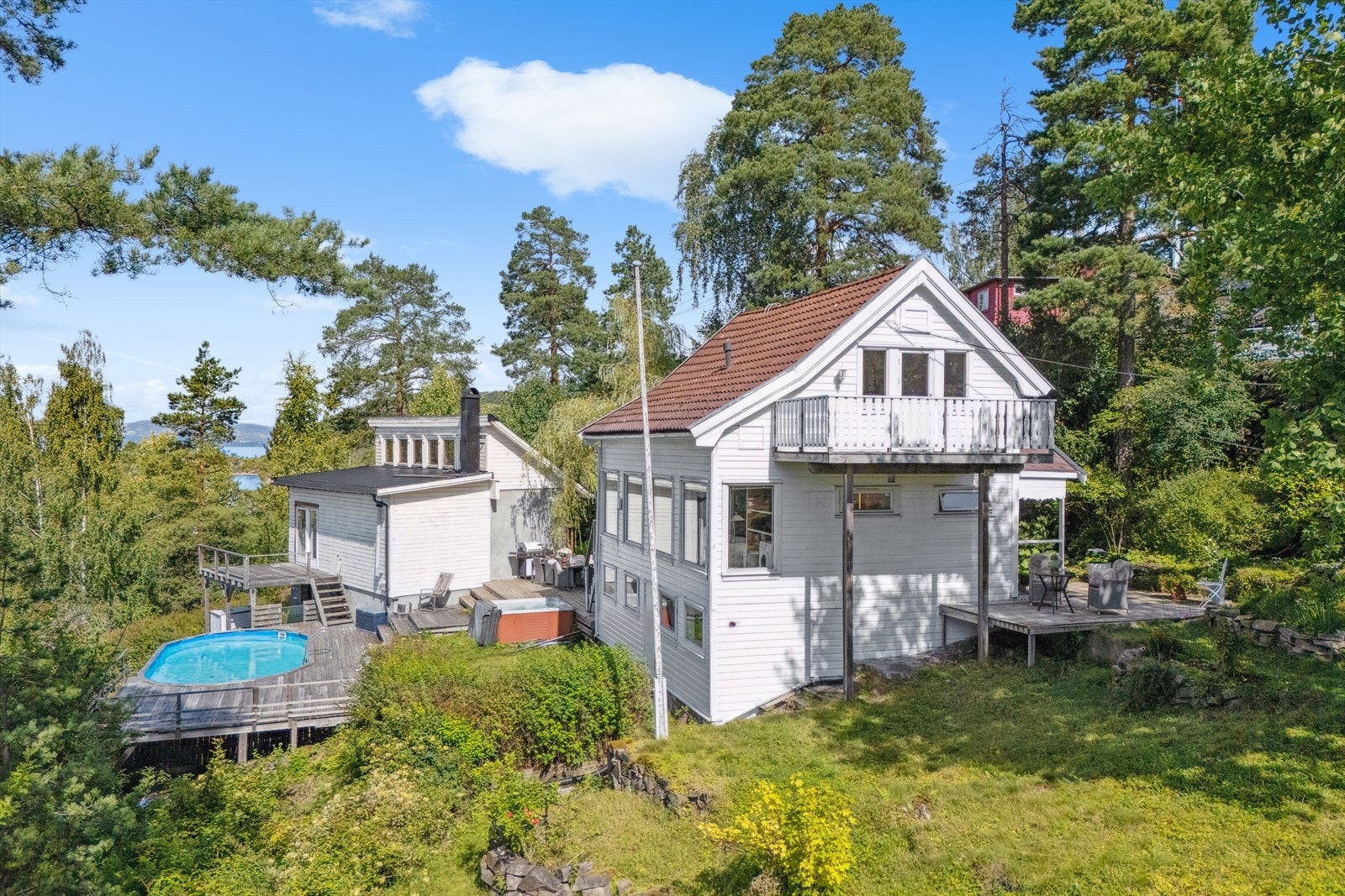 Husene er fint plassert i terrenget i naturskjønne omgivelser med veldig gode solforhold. Galleribilde