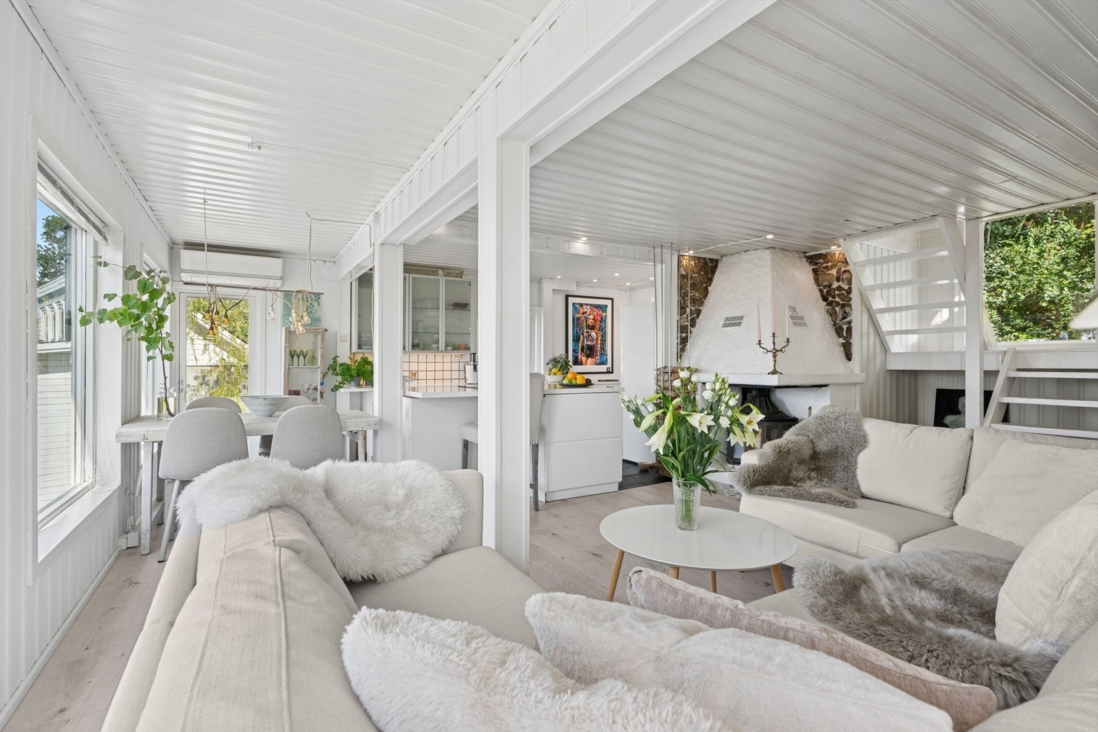 Lun og effektiv vedovn fra ca. 2000 i tillegg til varmepumpe fra 2015. Galleribilde