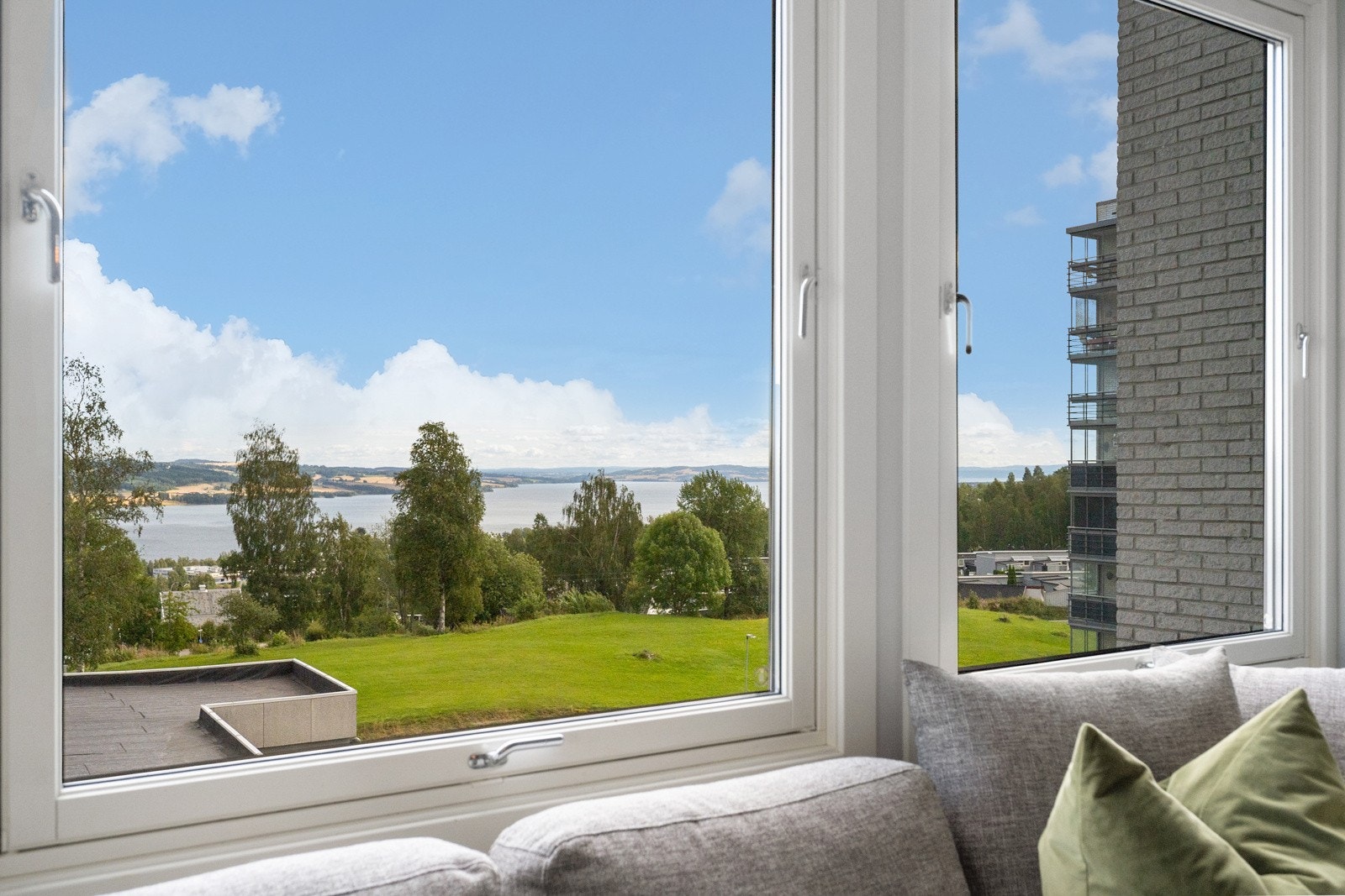 Her kan den flotte utsikten nytes fra sofakroken ved stuevinduene Galleribilde