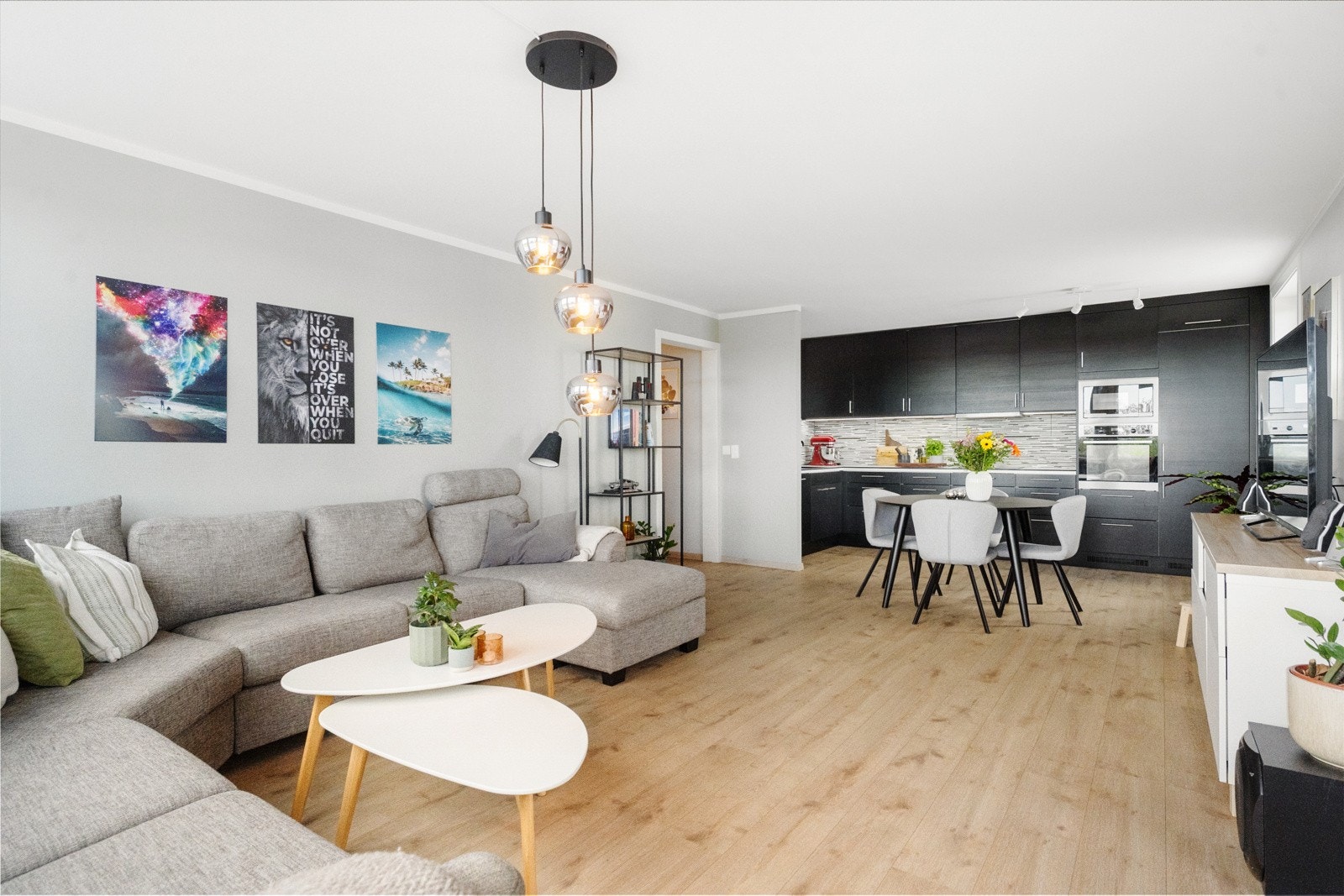 Stue og kjøkken i åpen løsning Galleribilde