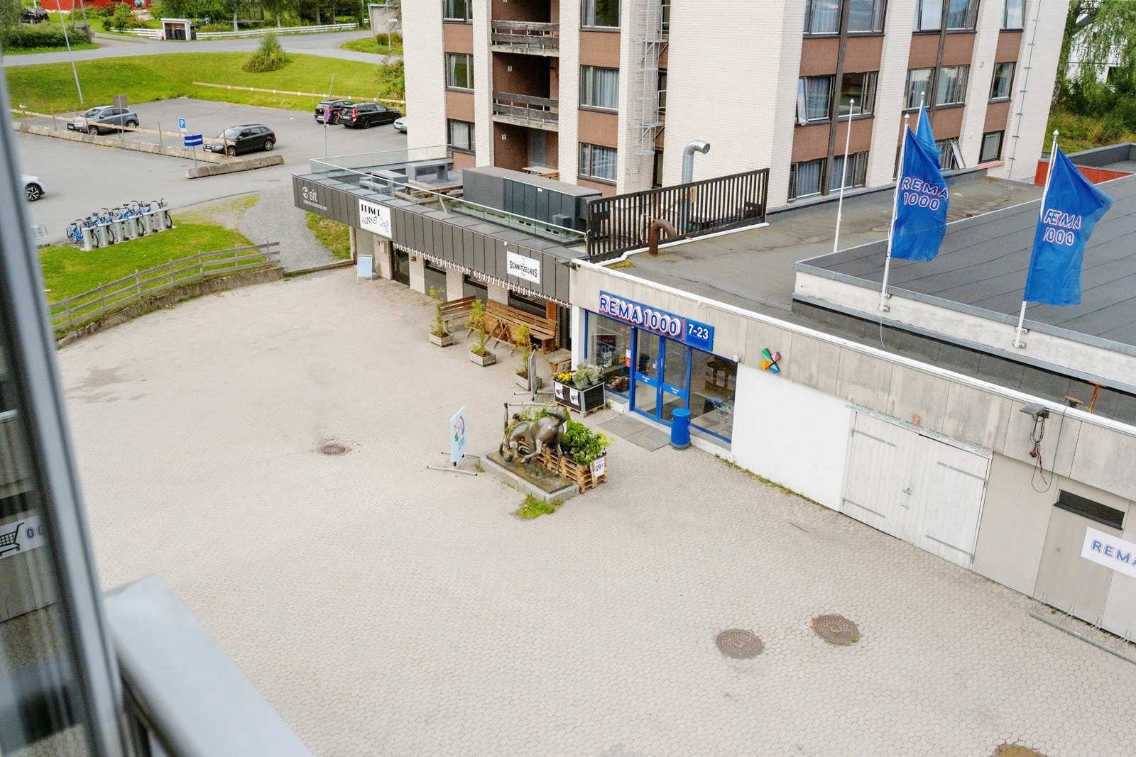 Rema1000 rett ved blokka Galleribilde