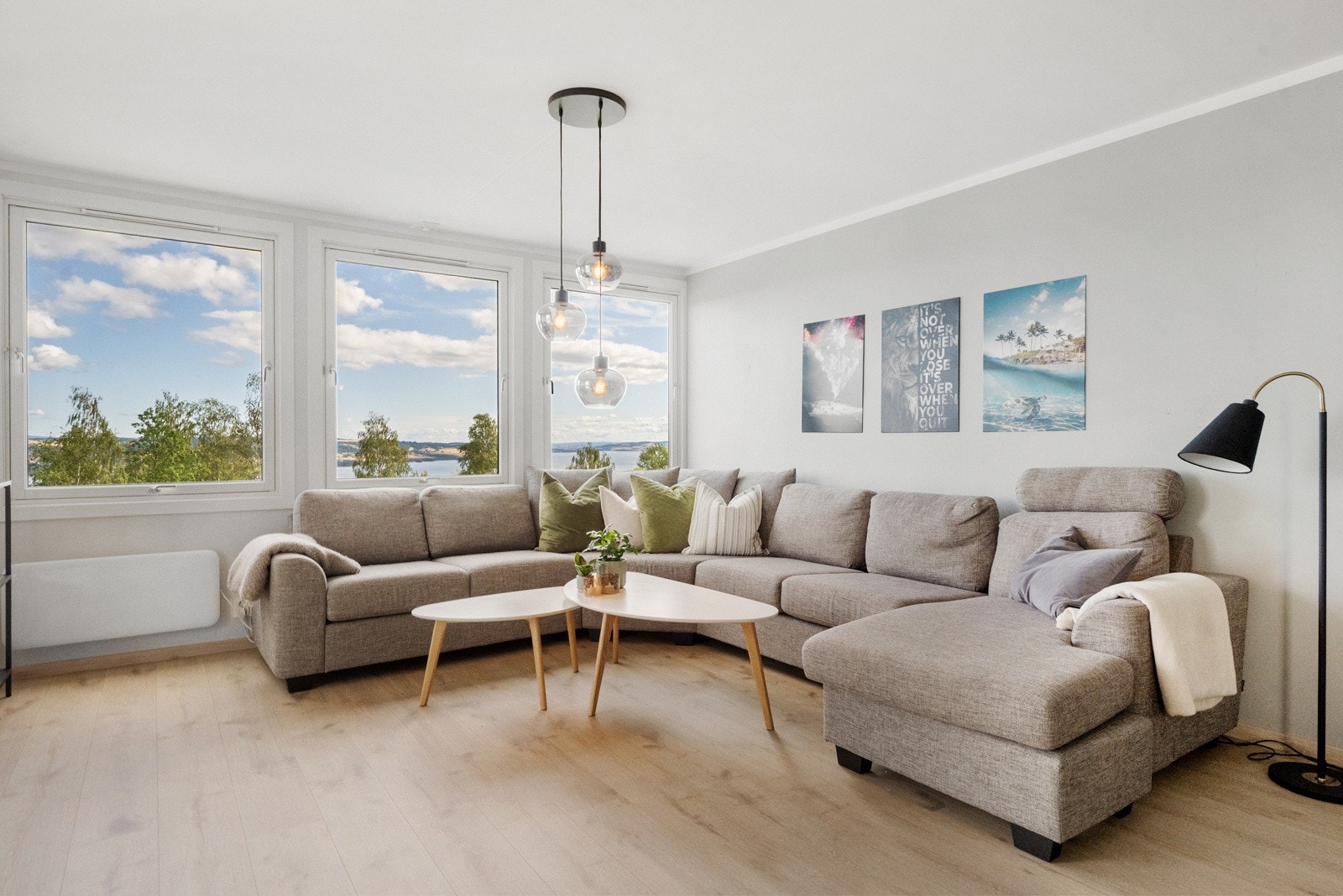 Lysmalt stue - store vinduer gir godt med lys inn og flott utsikt Galleribilde