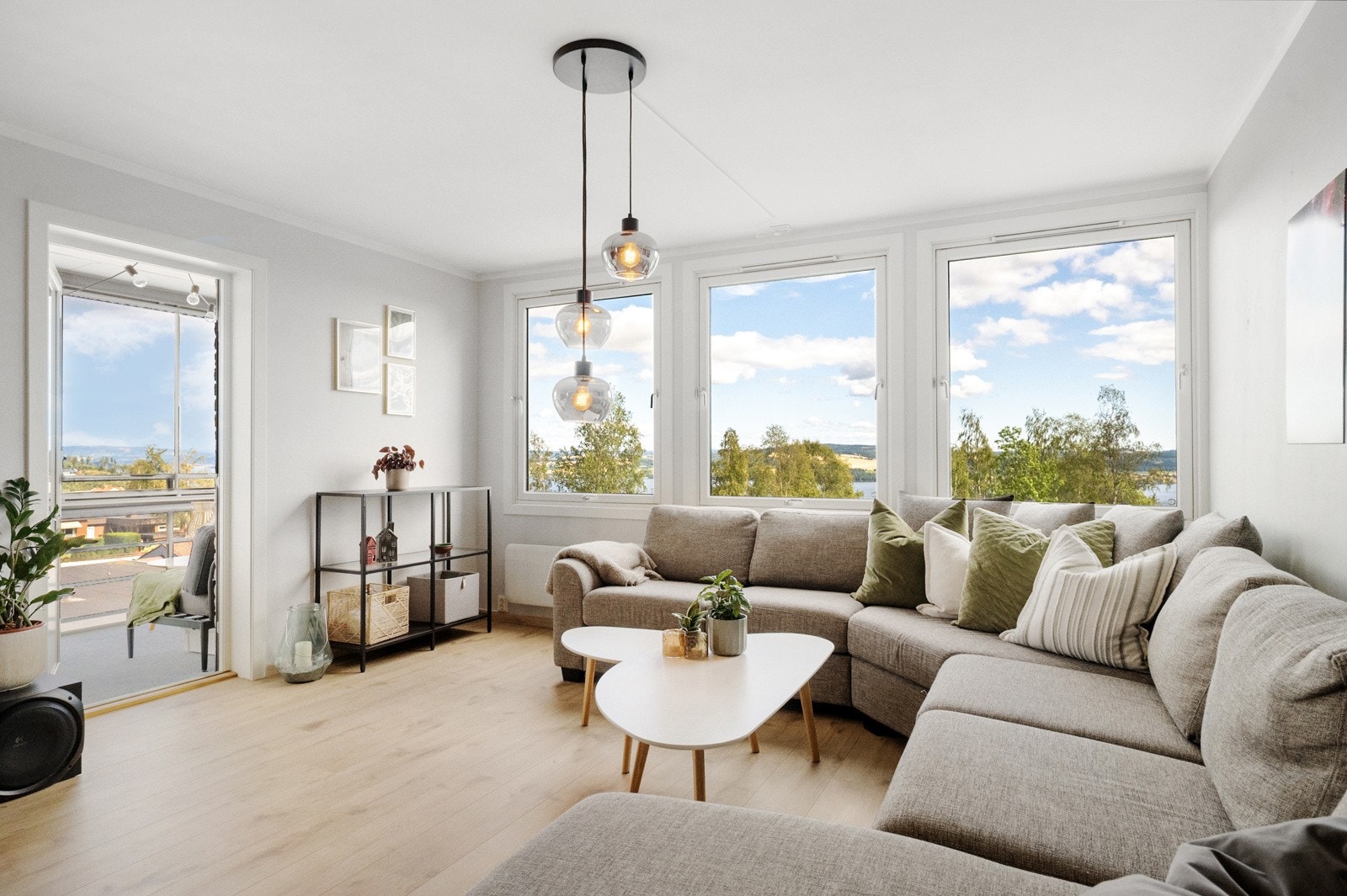 Fra stua er det utgang til innglasset balkong Galleribilde