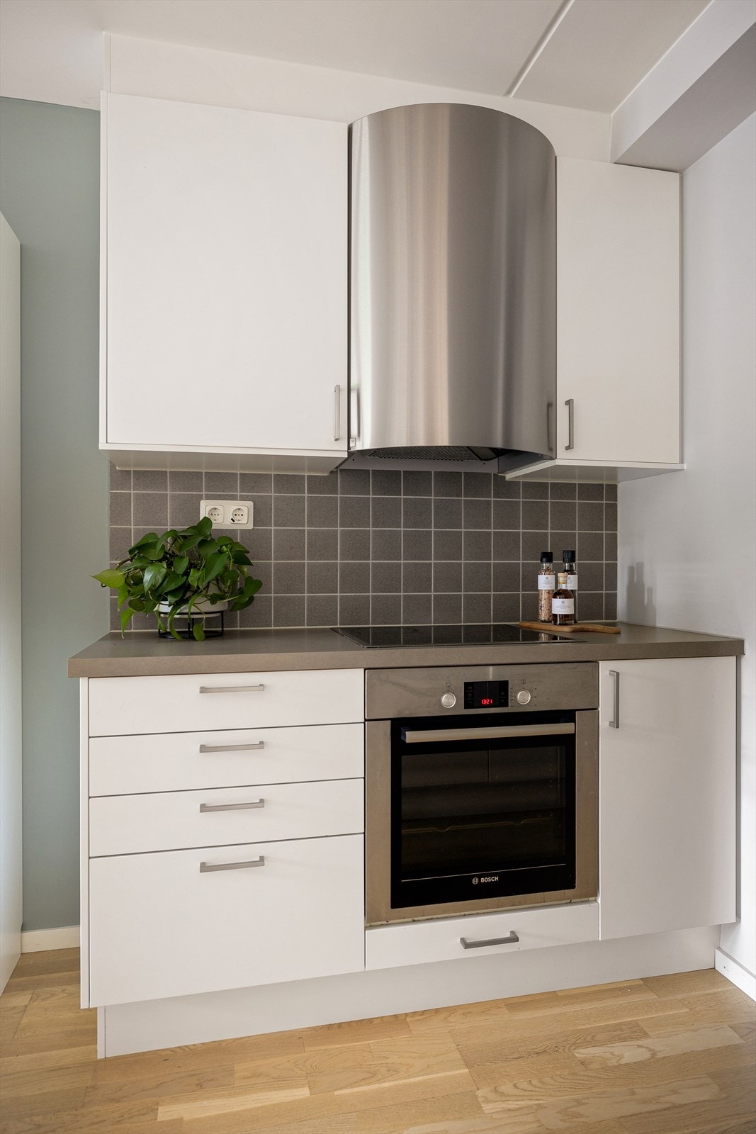 Kjøkkenet er utstyrt med kjøleskap, stekeovn, oppvaskmaskin og platetopp. Det er avtrekk via sentralt avtrekksanlegg i bygget. Galleribilde