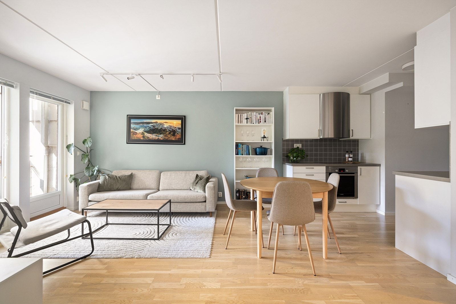 Romslig stue med åpen løsning mot kjøkkenet Galleribilde