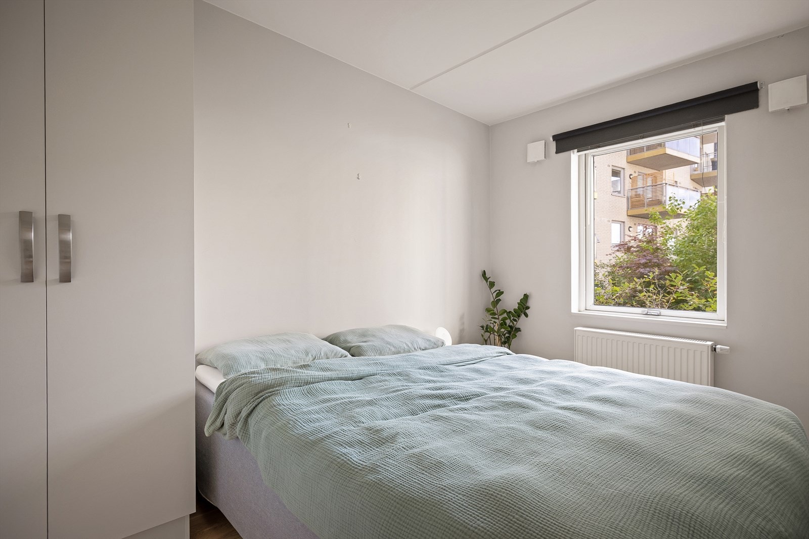 Lunt og innbydende soverom med god plass til dobbeltseng og nattbord. Galleribilde