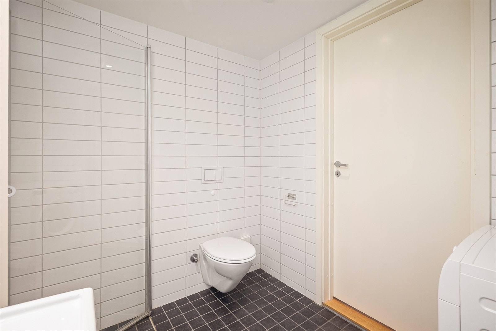 Det er opplegg for vaskemaskin og mekanisk avtrekk. Galleribilde