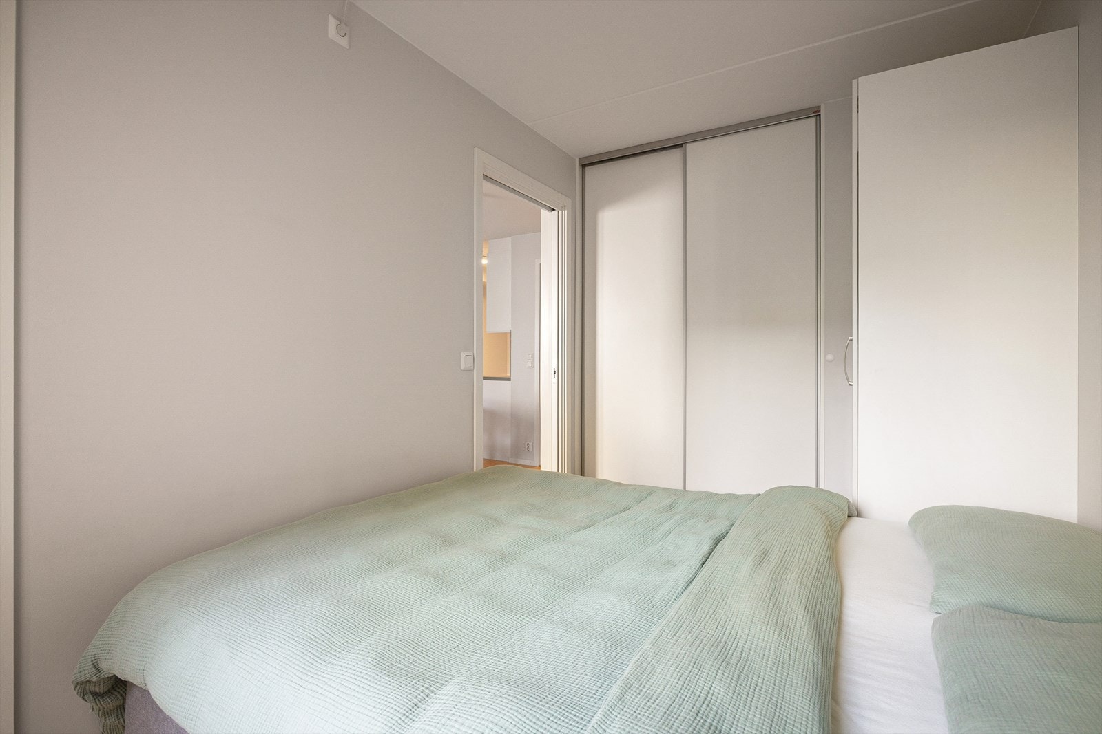 Det er inngang til soverommet via to skyvedører på hver side av sengen. Galleribilde