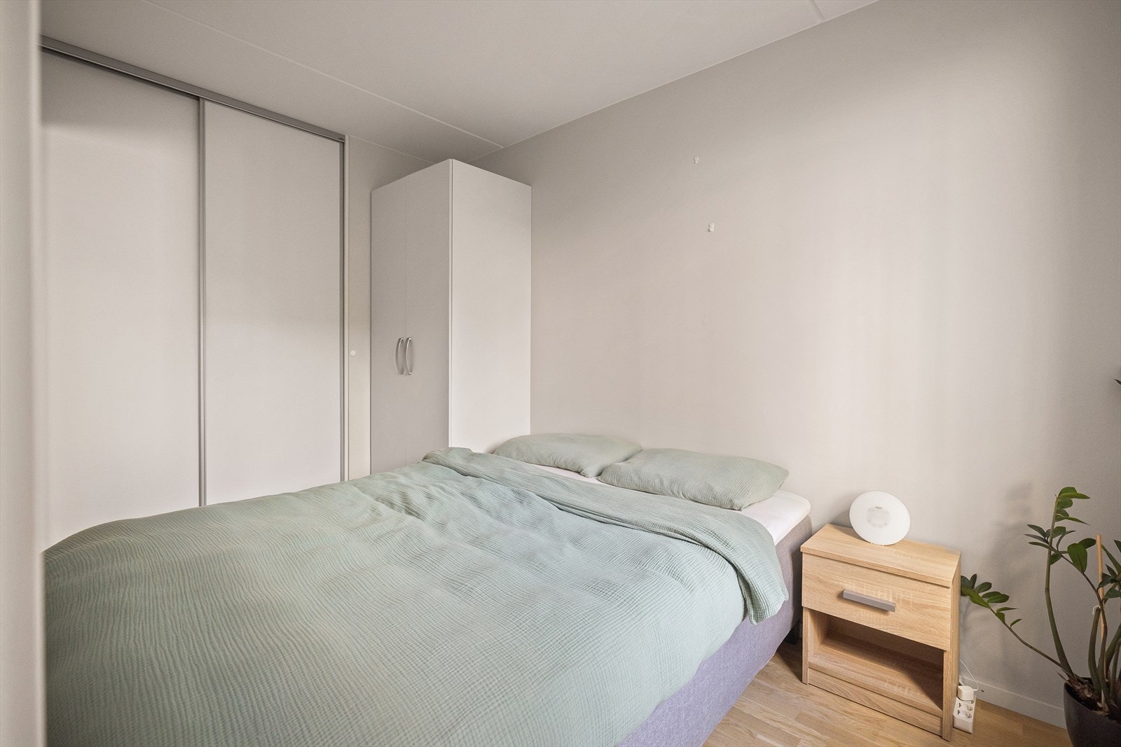 Det er godt med lagringsplass i både garderobeskap og skyvedørsgarderobe. Galleribilde