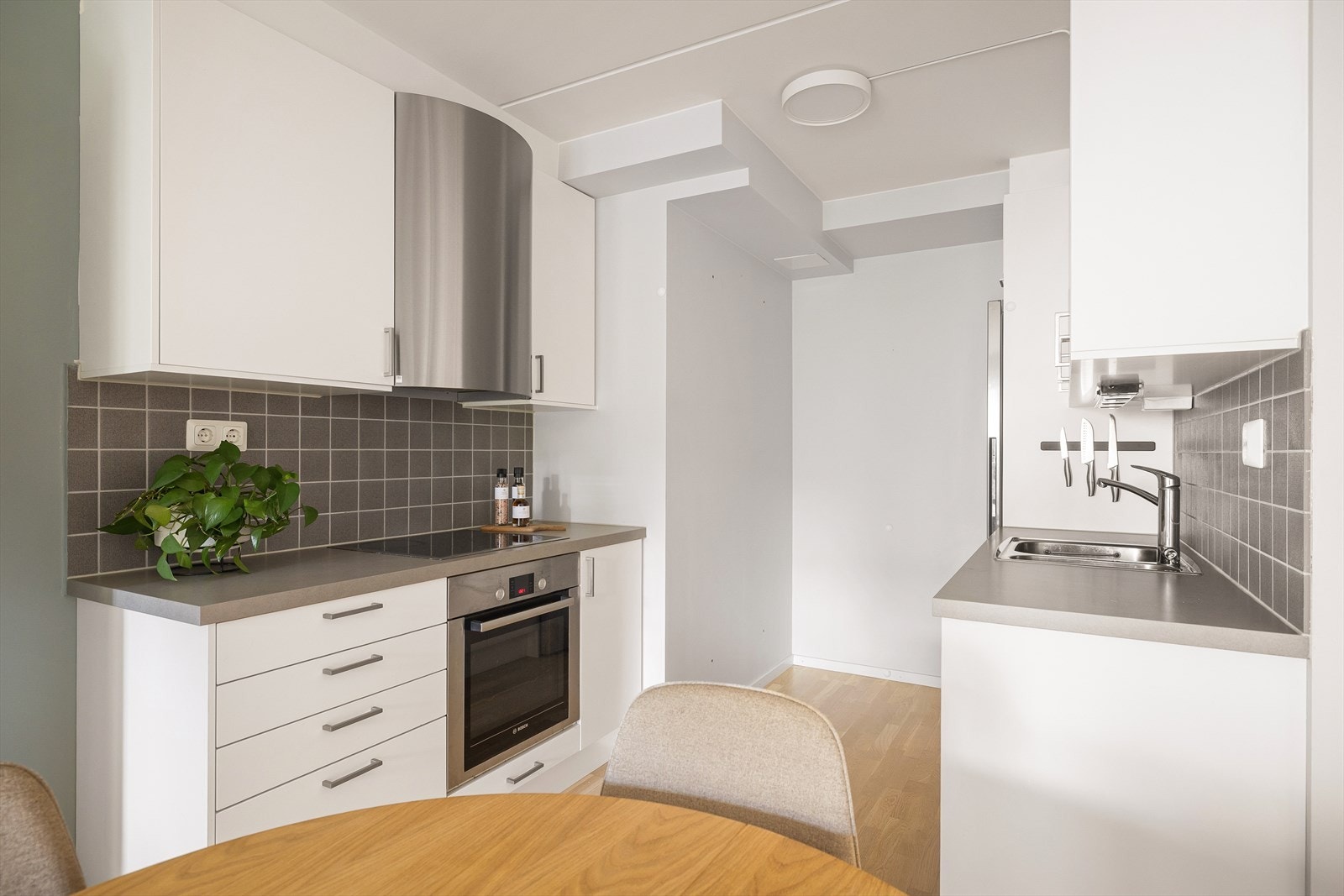 Kjøkkenet har en åpen, men skjermet plassering i rommet. Galleribilde