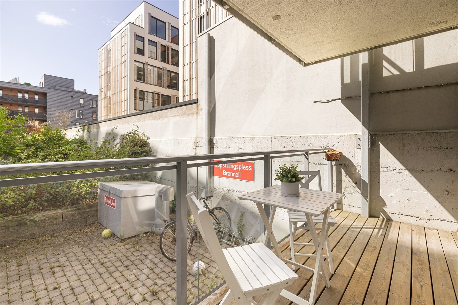 Balkongen vender, som resten av leiligheten, mot bakgård. Galleribilde