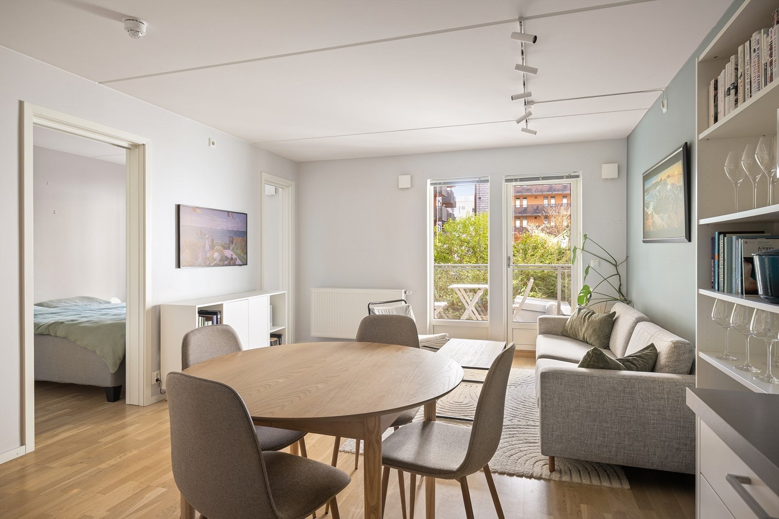 I stuen er det god plass til sofa med tilhørende stuemøblement som tv-benk og sofabord. Galleribilde