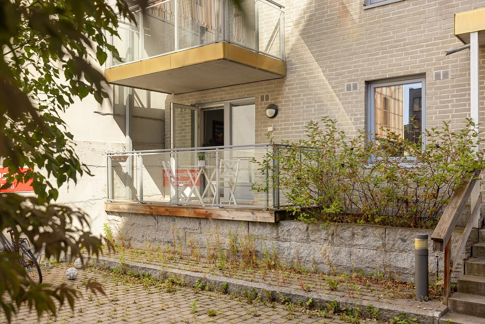 Oppleves som høy 1. etasje mot bakgård. Galleribilde