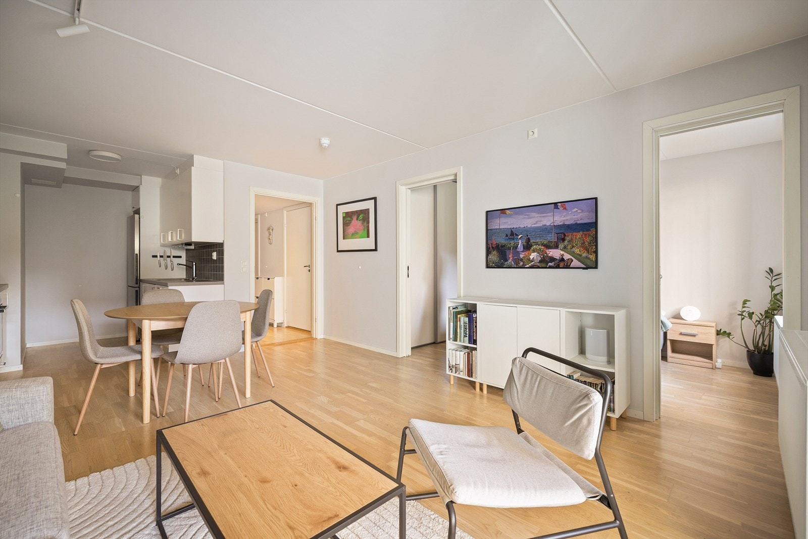 Ved kjøkkenet er det god plass til spisegruppe. Galleribilde