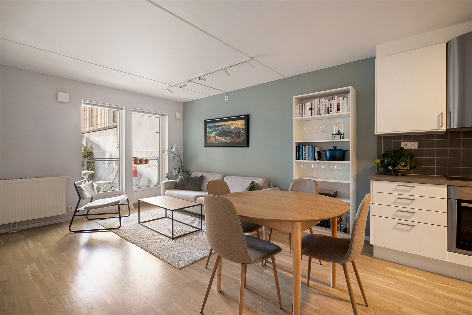 Lys, romslig og hyggelig stue med store vindusflater. Galleribilde