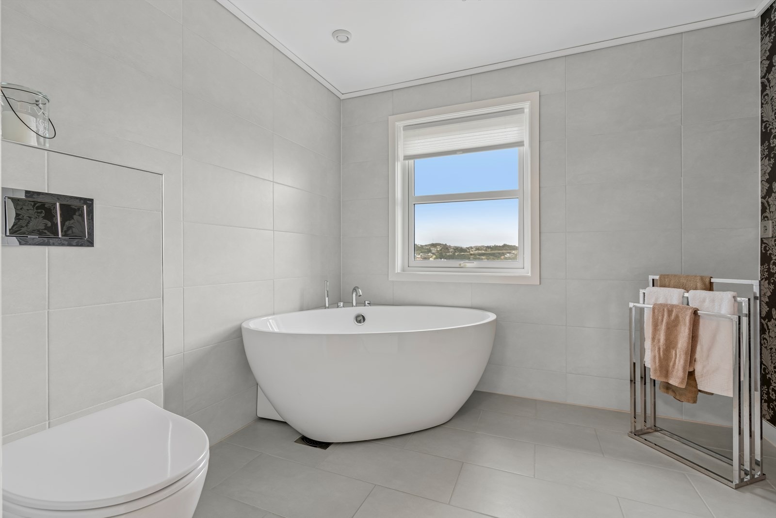 Lekkert bad med varme i gulv (renovert i 2013). Badet har fliser på gulv og fliser/tapet på vegg. Rommet har badekar, toalett og seksjon med servant. Ventilasjon fra våtrom er utført med mekanisk avtrekk og det er tilluft til våtrom i døren. Galleribilde