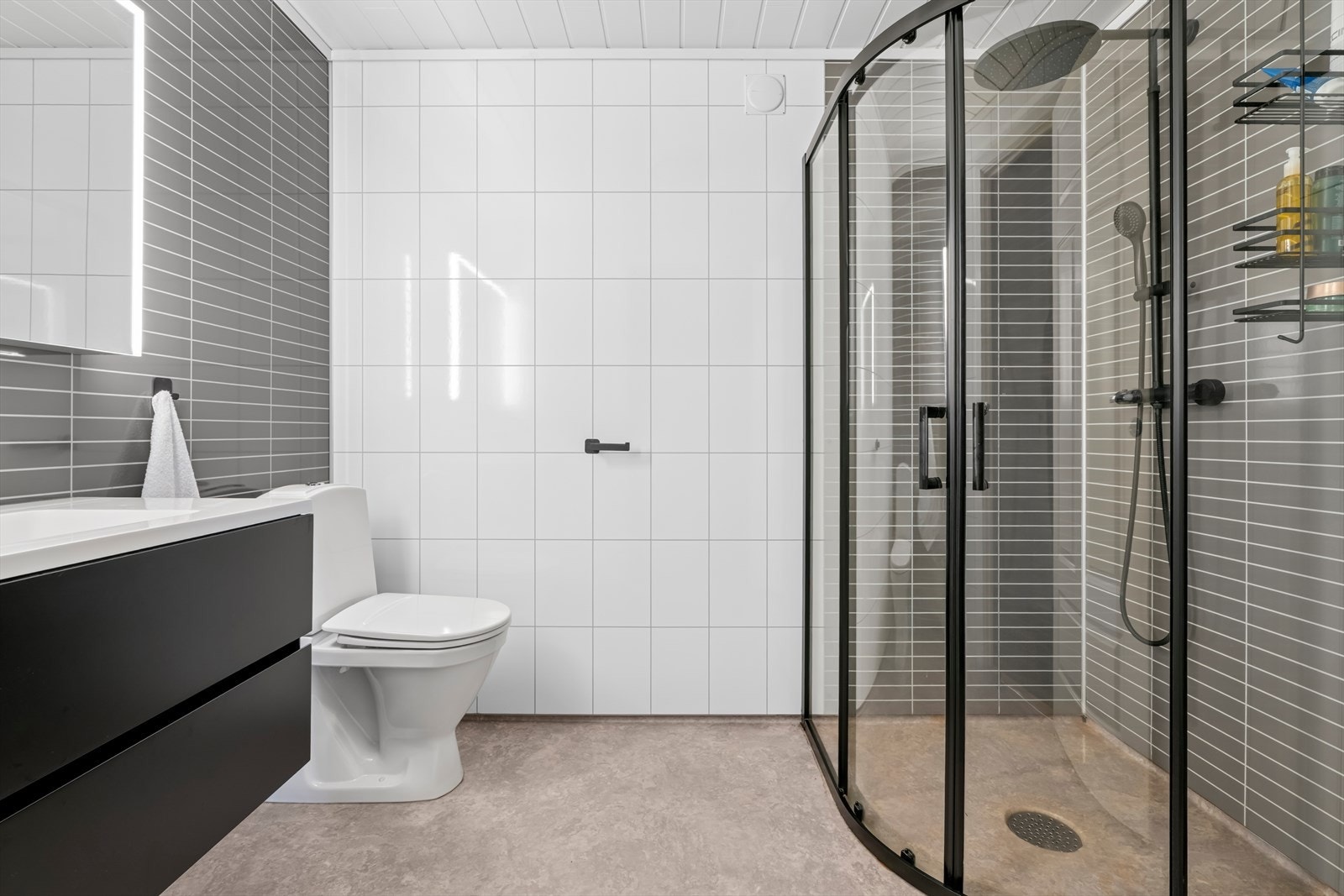 Her har du et pent bad med belegg på gulv og våtromsplater på vegg. Rommet har dusj, toalett og seksjon med servant (2022). Galleribilde