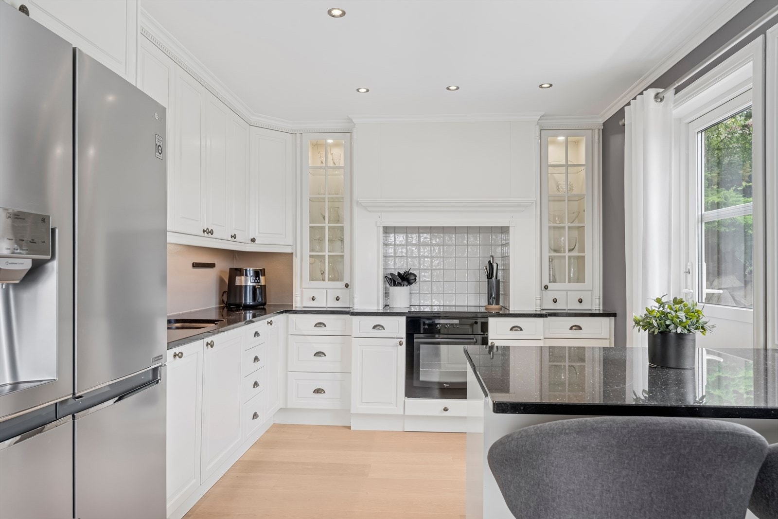 Funksjonelt og romslig kjøkken med plass til stort spisebord. Barløsning - Her inviteres det til en rolig kopp med morgenkaffe - Eller en rask matbit til folk på farten. Utgang til terrasse. Galleribilde