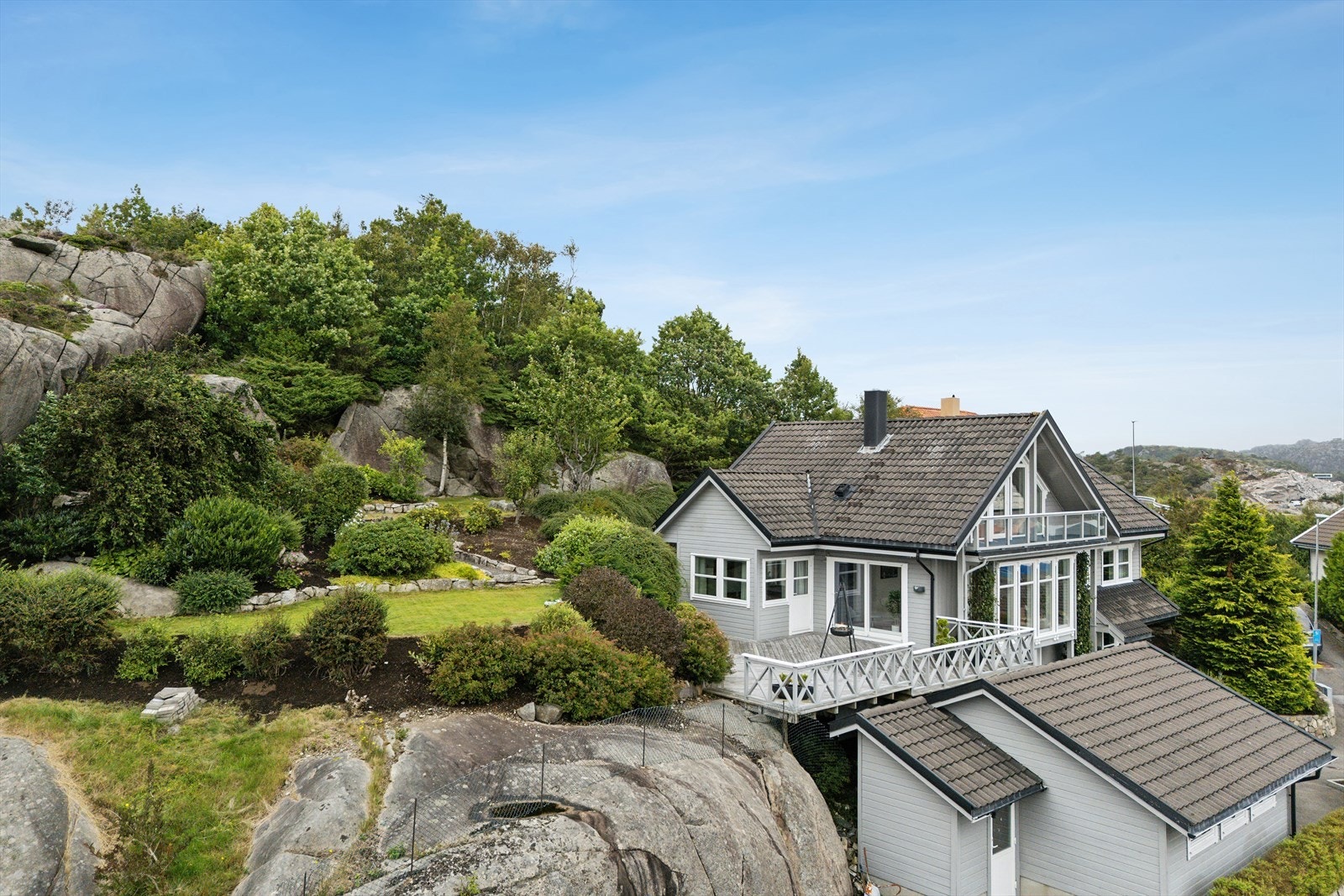 Familieboligen er innredet over 3 etasjer på stor, flott tomt. 3 terrasser i forskjellige størrelser, alle har sol og utsikt. I tillegg ligger de usjenerte, uten særlig innsyn og ligger i le for nordvest-vinden. Stor garasje. Galleribilde