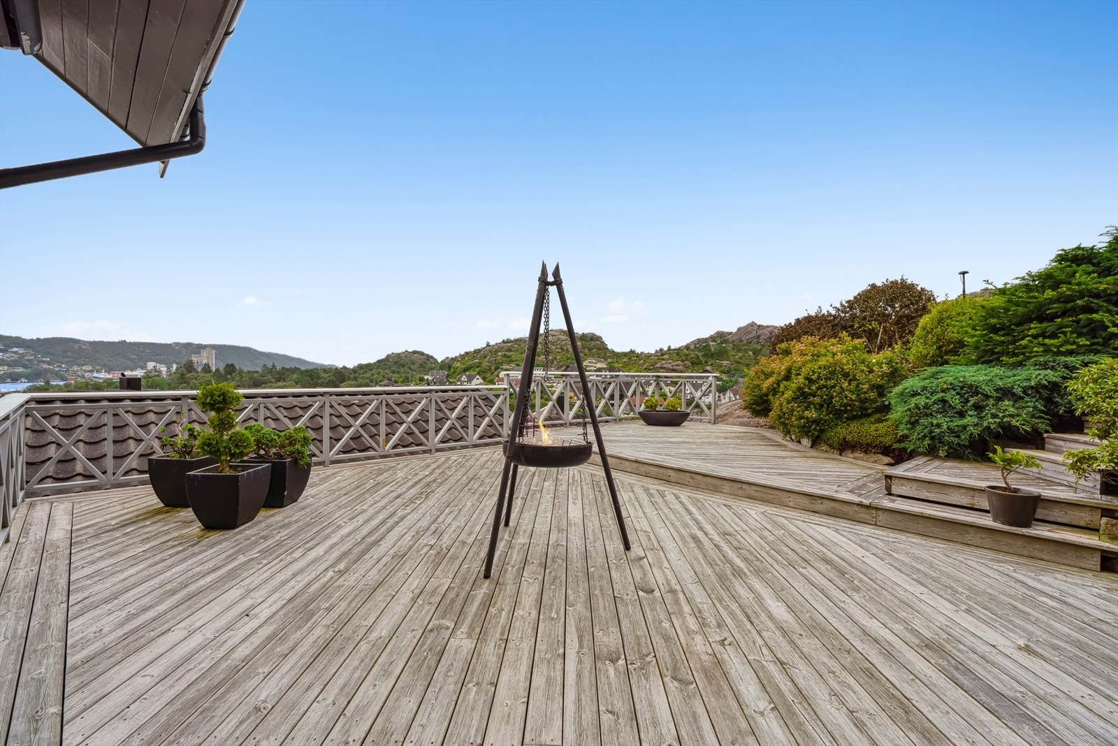 Utgang til solrik terrasse som kan deles inn i flere soner. Her er det veldig god plass til utemøbler og grillutstyr. Galleribilde