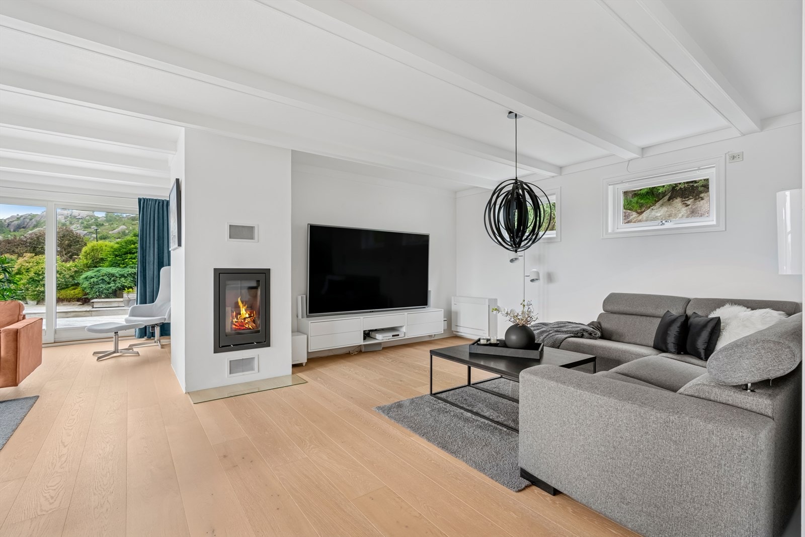 Lun og effektiv peisovn i tillegg til varmepumpe. Galleribilde