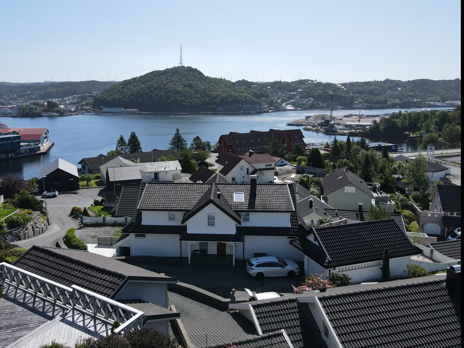 Nærområdet byr på flotte turmuligheter i naturskjønne omgivelser, og to idylliske badevann gir deg herlige sommerdager rett i nærheten. For deg som er glad i sjølivet, finnes det også en båthavn i området. Galleribilde
