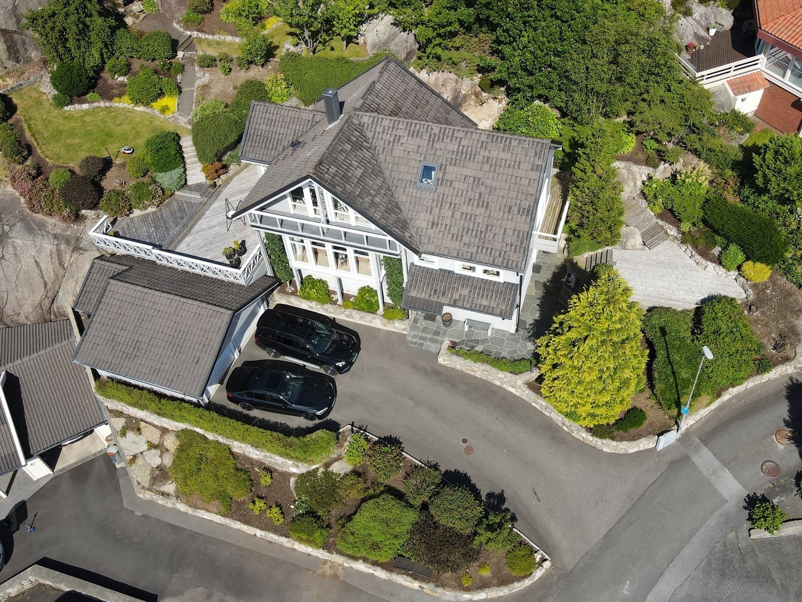 Med kun 3 minutters gange til nærmeste busstopp og ca. 4,5 km til Egersund sentrum, har du enkel tilgang til byens fasiliteter. Togstasjonen ligger bare 3,5 km unna og tar deg komfortabelt nordover til Stavanger - ideelt for både pendlere og eventyrlystne Galleribilde