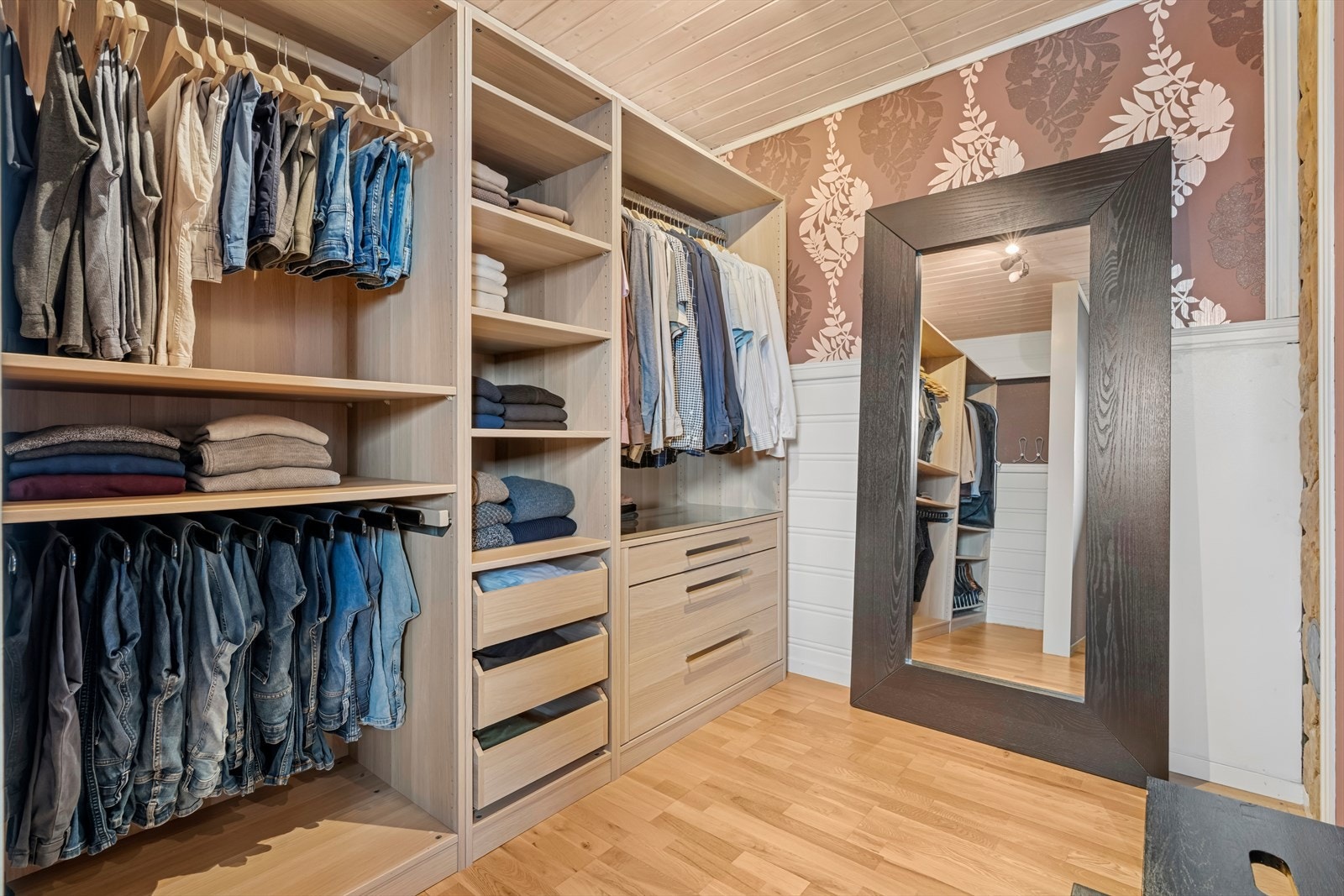 Et walk-in-closet gir deg ikke bare rikelig med oppbevaringsplass, men også en følelse av orden og oversikt i hverdagen. Her kan du organisere klær, sko og tilbehør på en måte som gjør det enkelt å finne frem - og gir deg en god start på dagen. Galleribilde