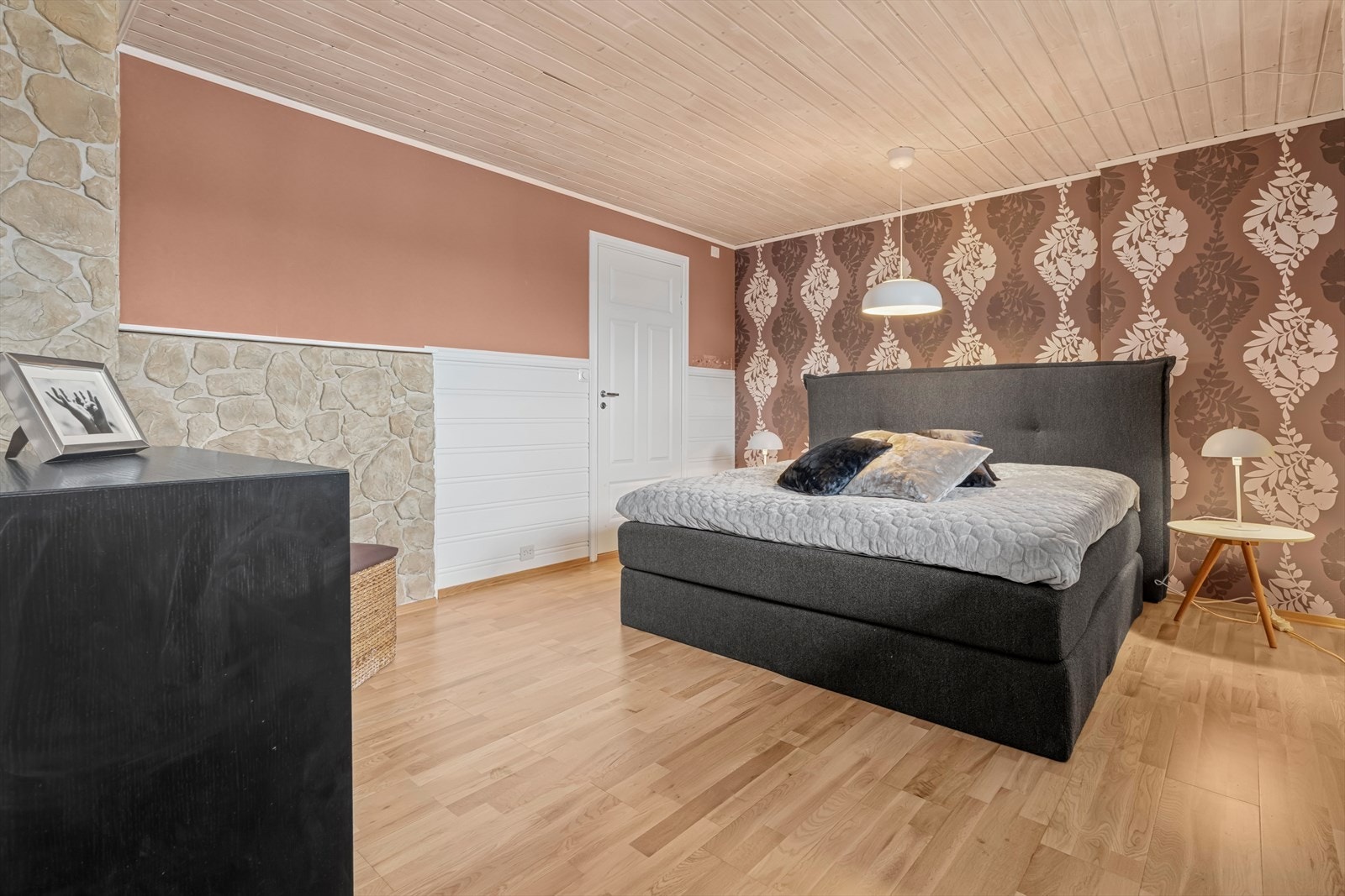 Etasjen har 2 romslige soverom, herav ett med garderobe/walk-in-closet. Nydelig fargevalg på veggene. Galleribilde