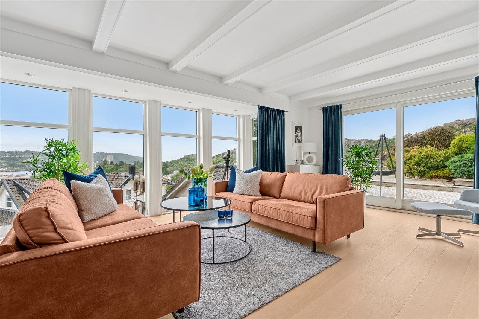 1. etasje har en lys og romslig stue med gode innredningsmuligheter til sofagruppe og tv-møblement. Galleribilde